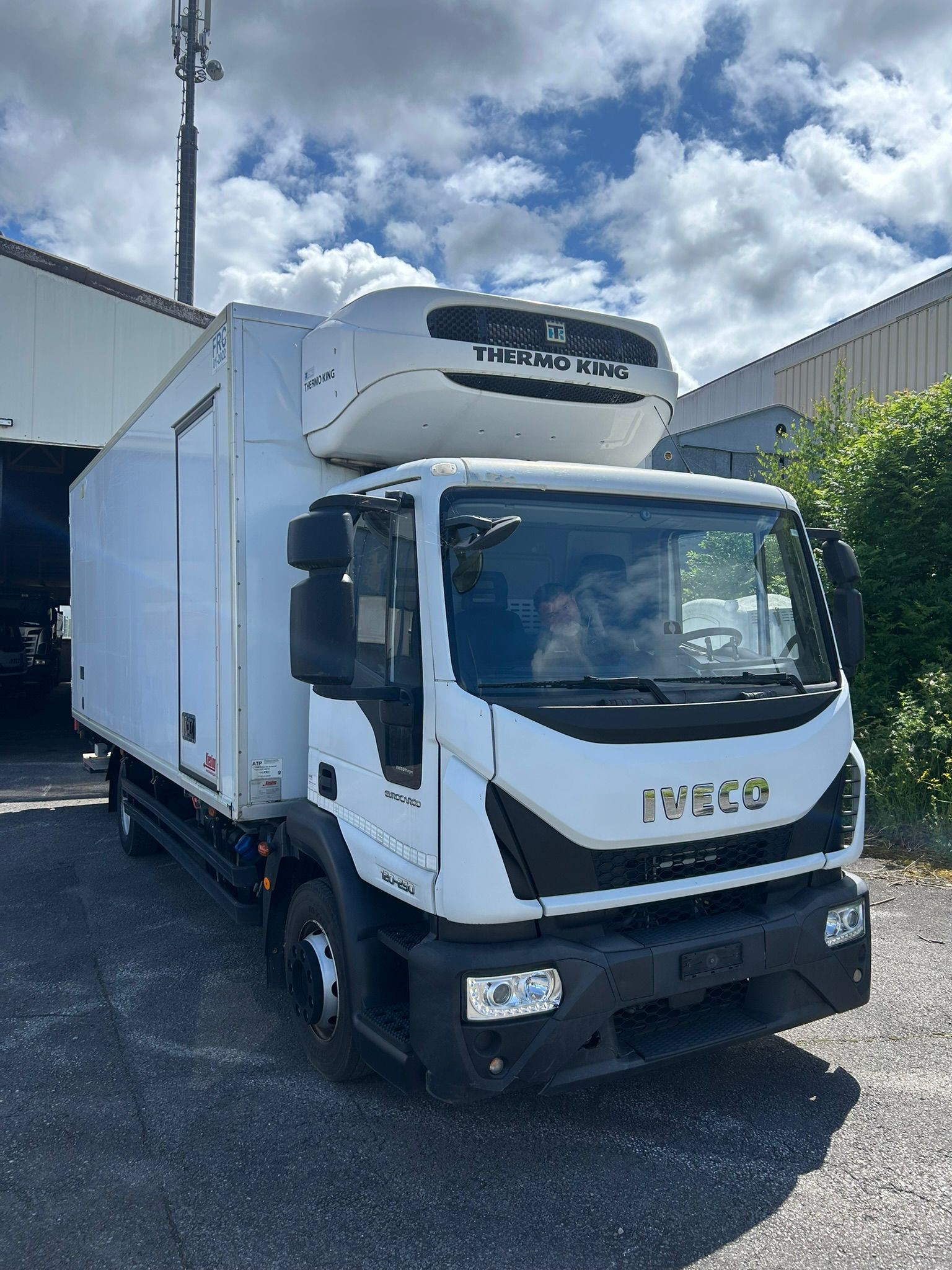 IVECO 120E25 Eurocargo-image-1