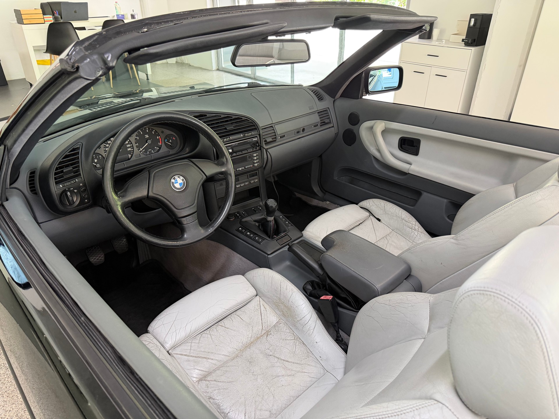 BMW 318i Cabrio-image-7