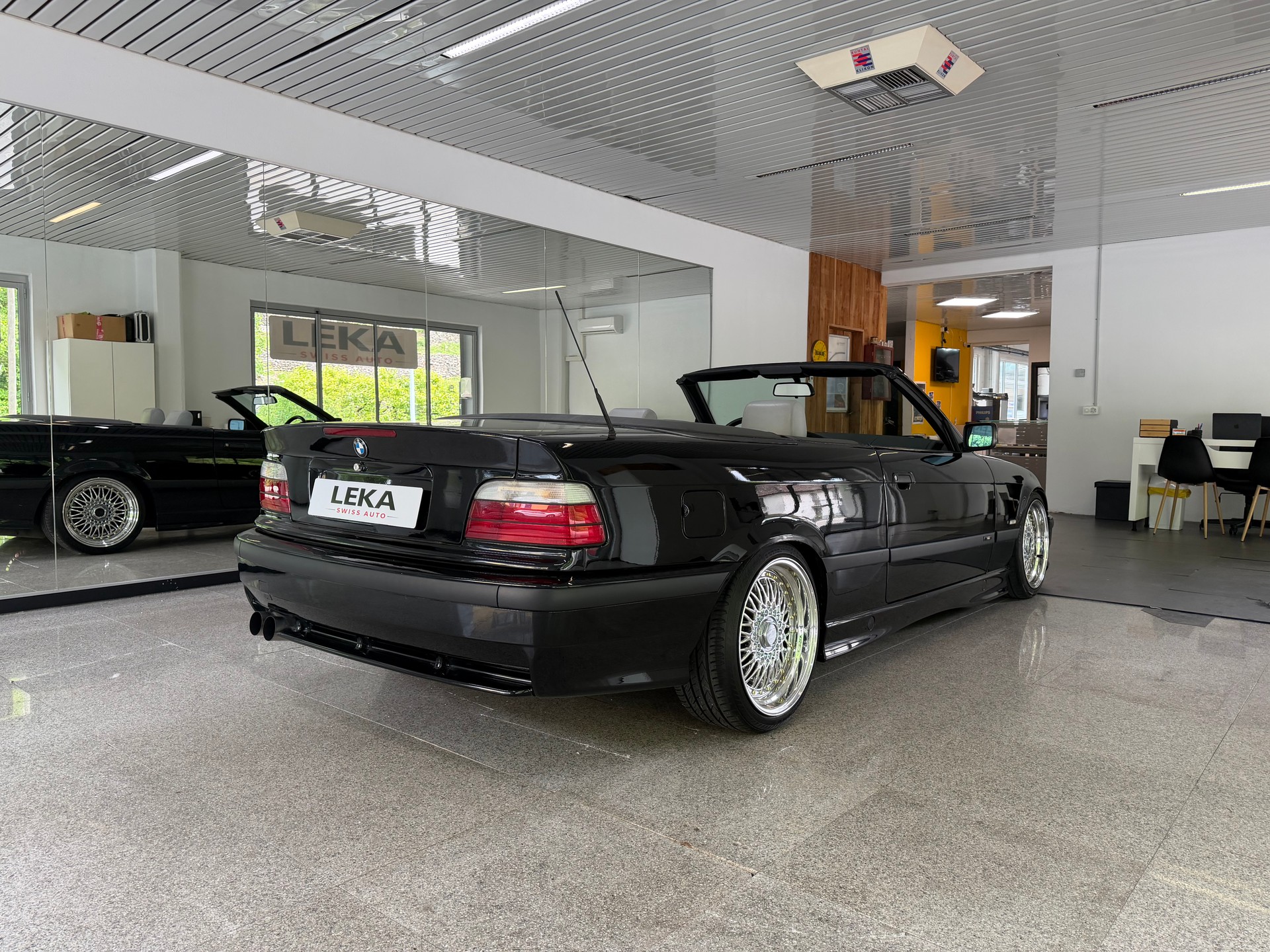 BMW 318i Cabrio-image-3
