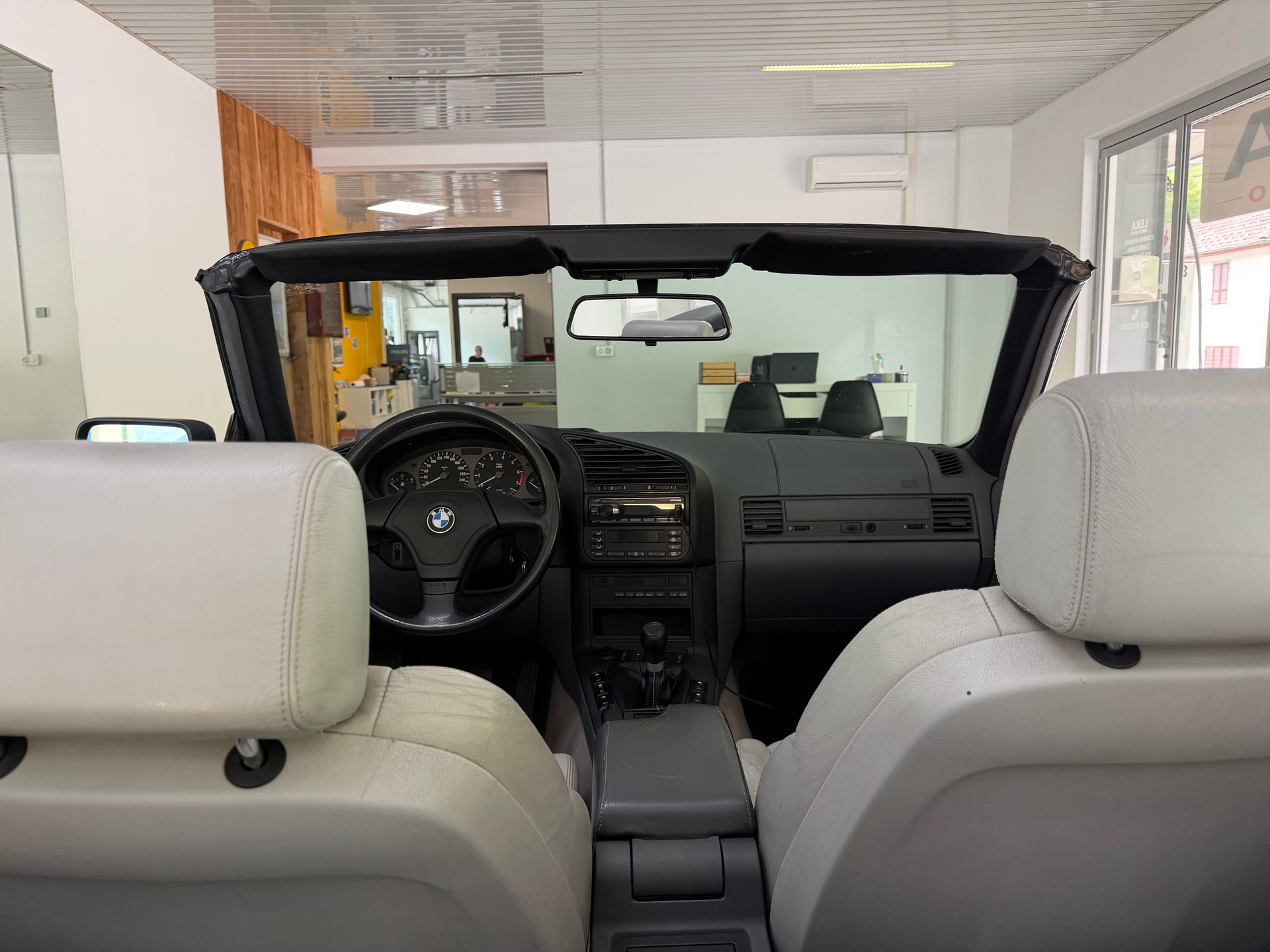 BMW 318i Cabrio-image-8