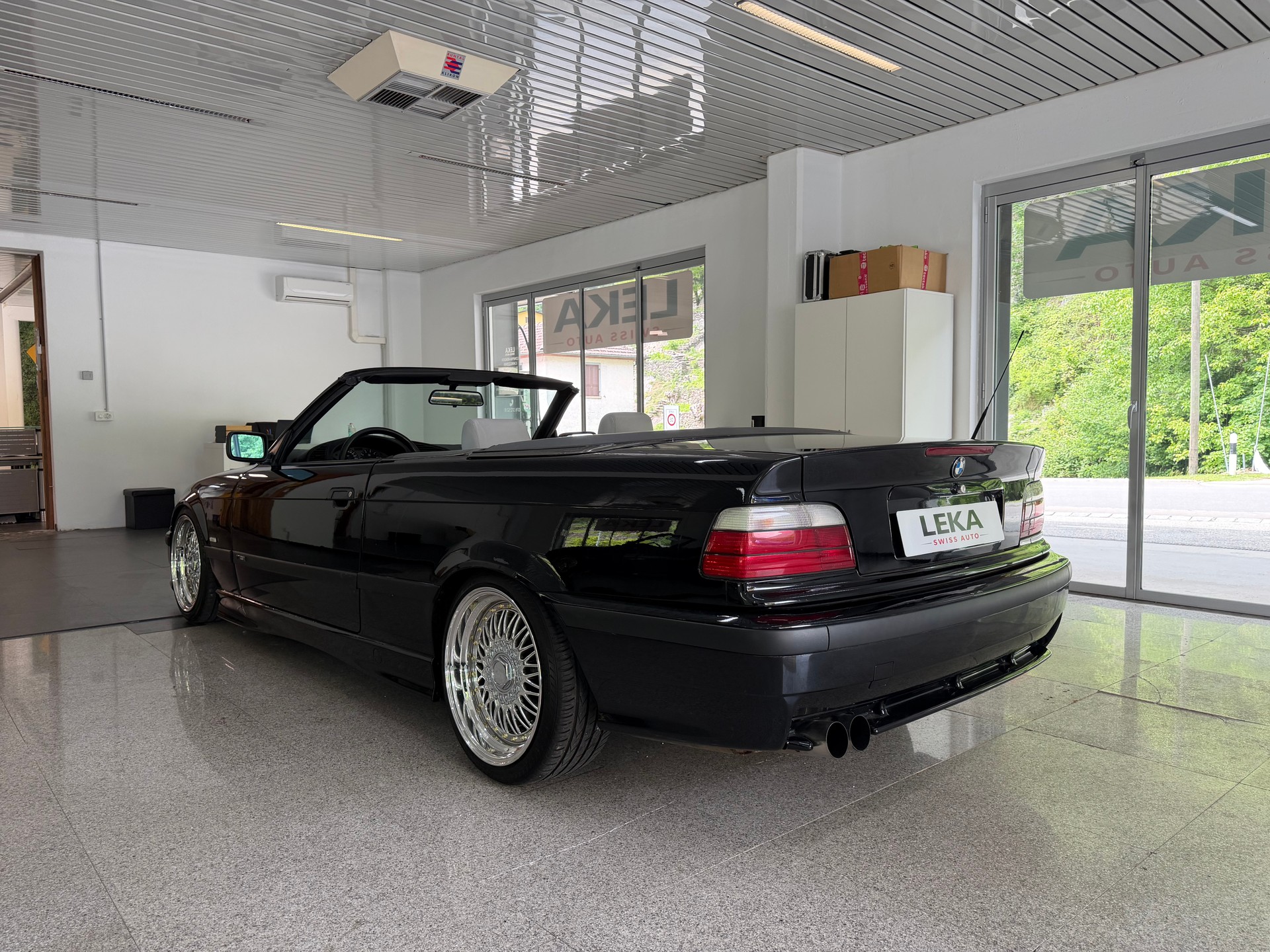 BMW 318i Cabrio-image-5