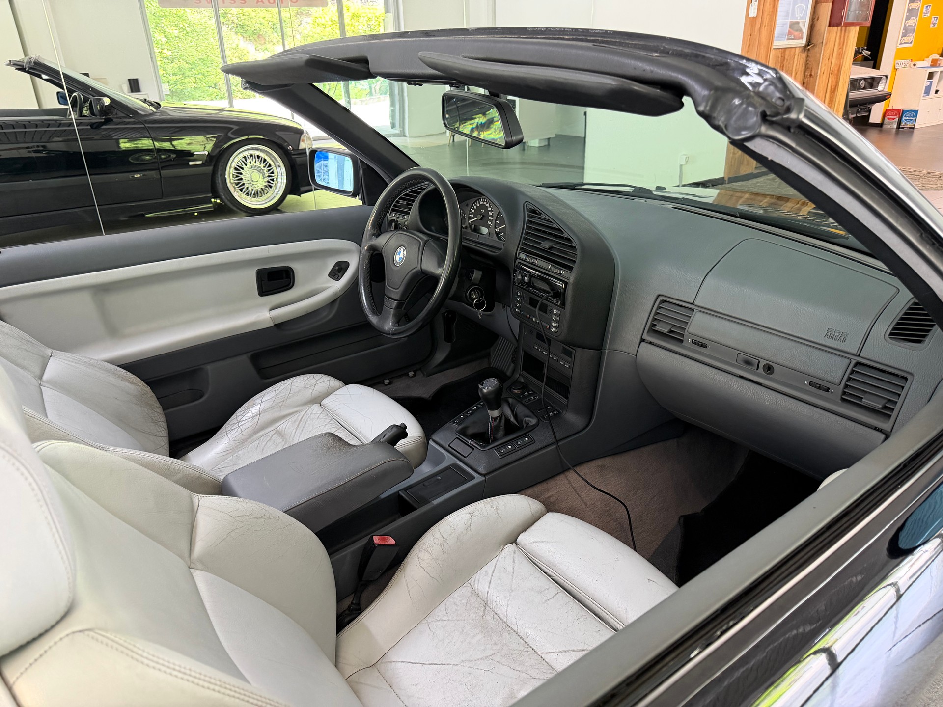 BMW 318i Cabrio-image-9