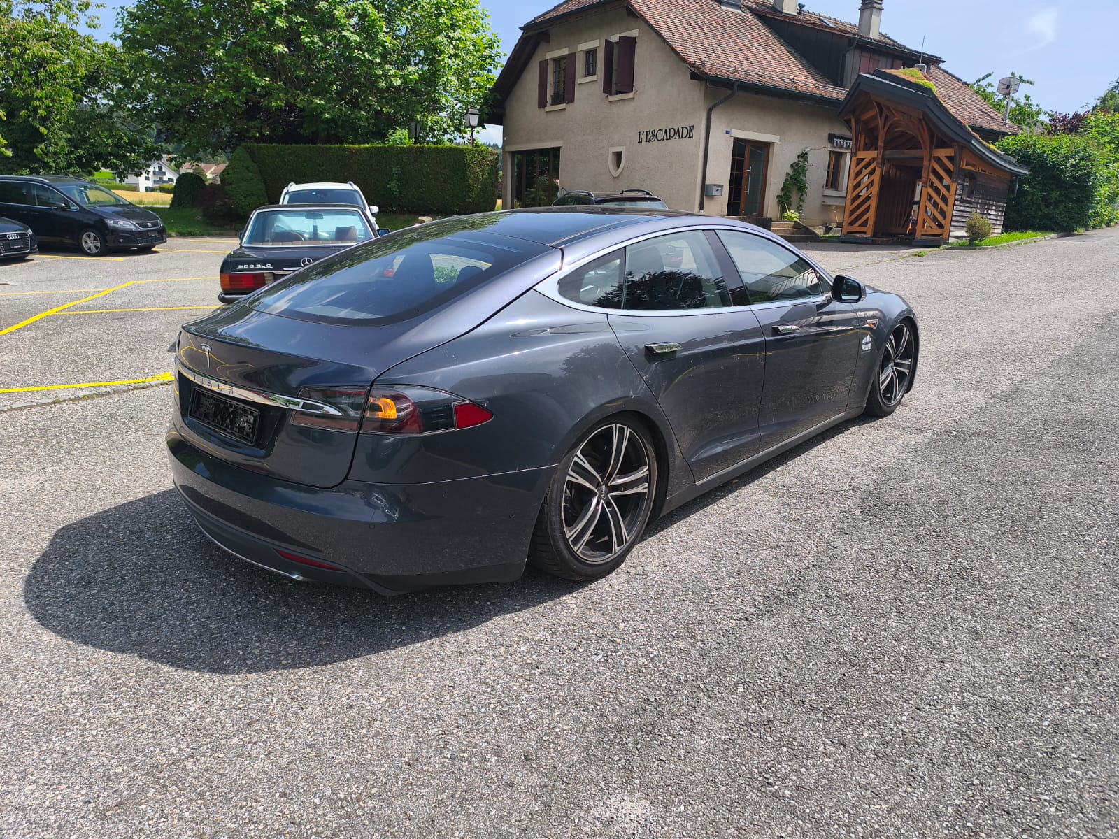 TESLA Model S 85 D-image-6