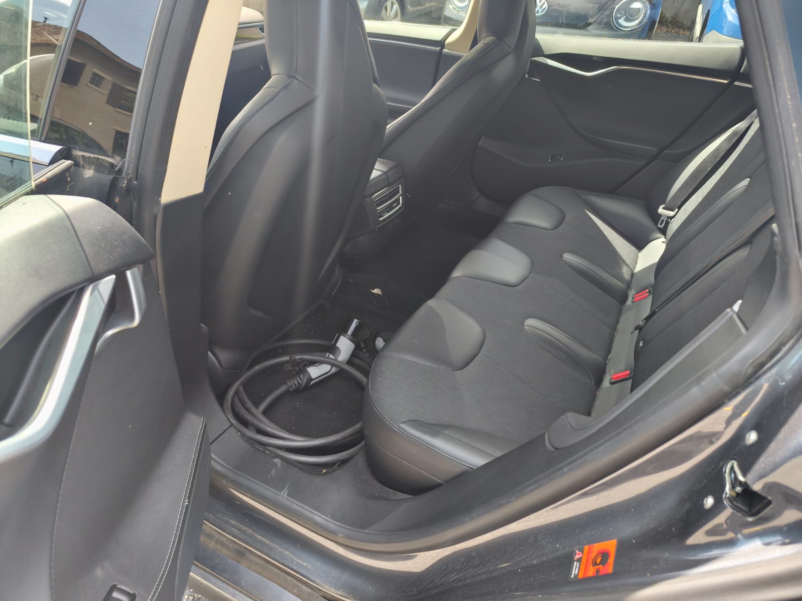 TESLA Model S 85 D-image-8