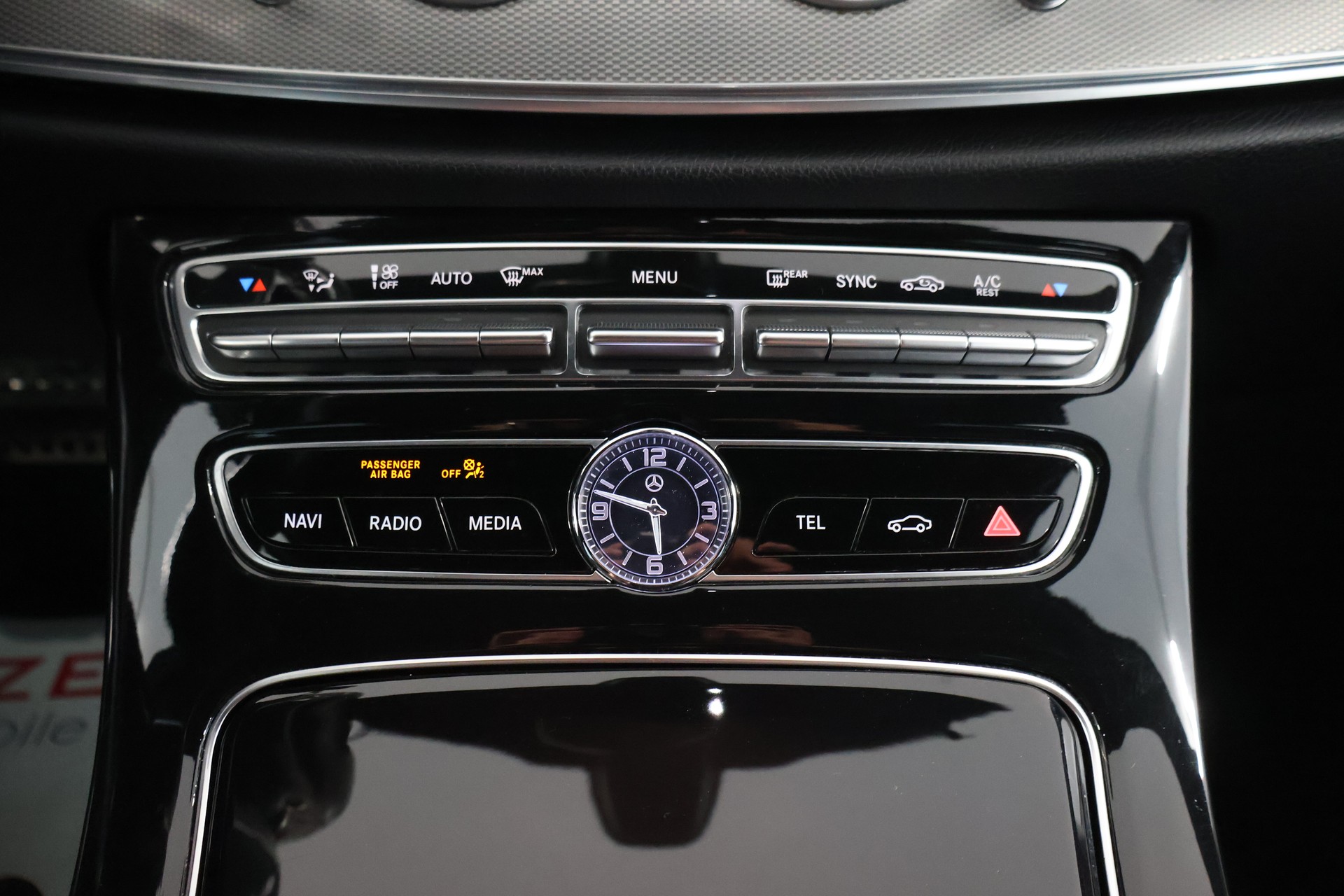 MERCEDES-BENZ E 220 d AMG Line 9G-Tronic-image-17
