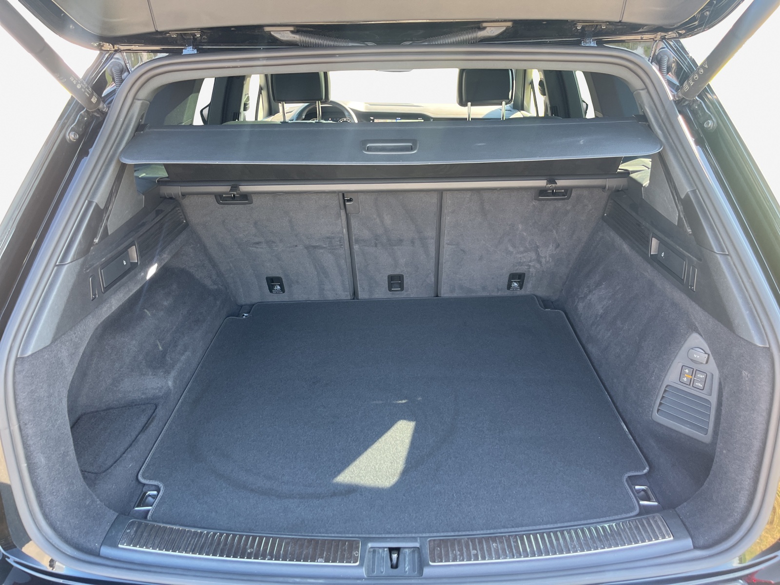 VW Touareg 3.0 TDI R Line Tiptronic-image-12