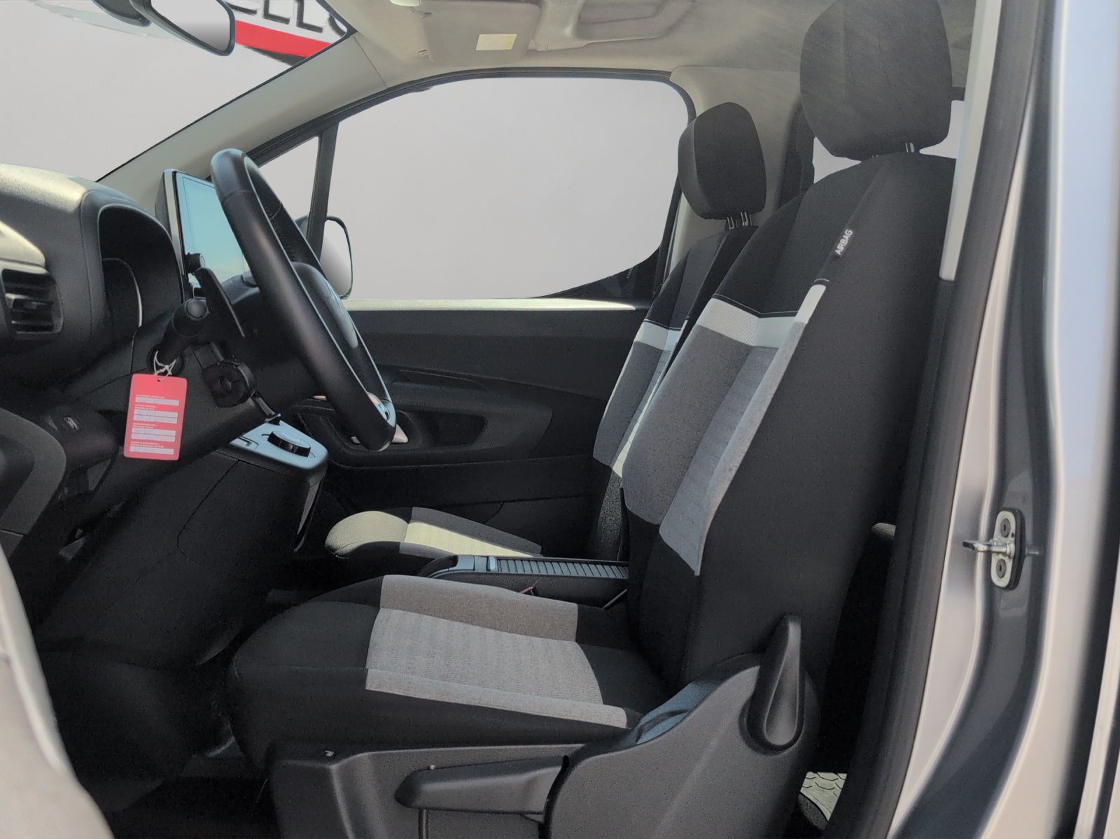 CITROEN Berlingo XL 1.5 BlueHDi 130 Feel Pack 7P. / Anhängerkupplung fix / Rückfahrkamera / Totwinkelassistent / Winterräder-image-8