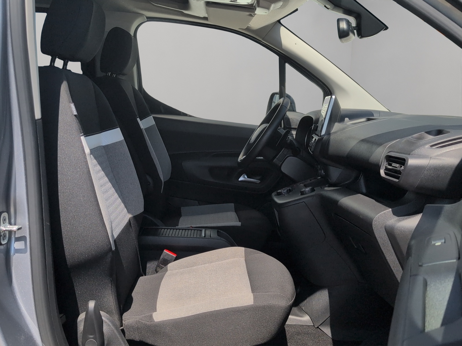 CITROEN Berlingo XL 1.5 BlueHDi 130 Feel Pack 7P. / Anhängerkupplung fix / Rückfahrkamera / Totwinkelassistent / Winterräder-image-9