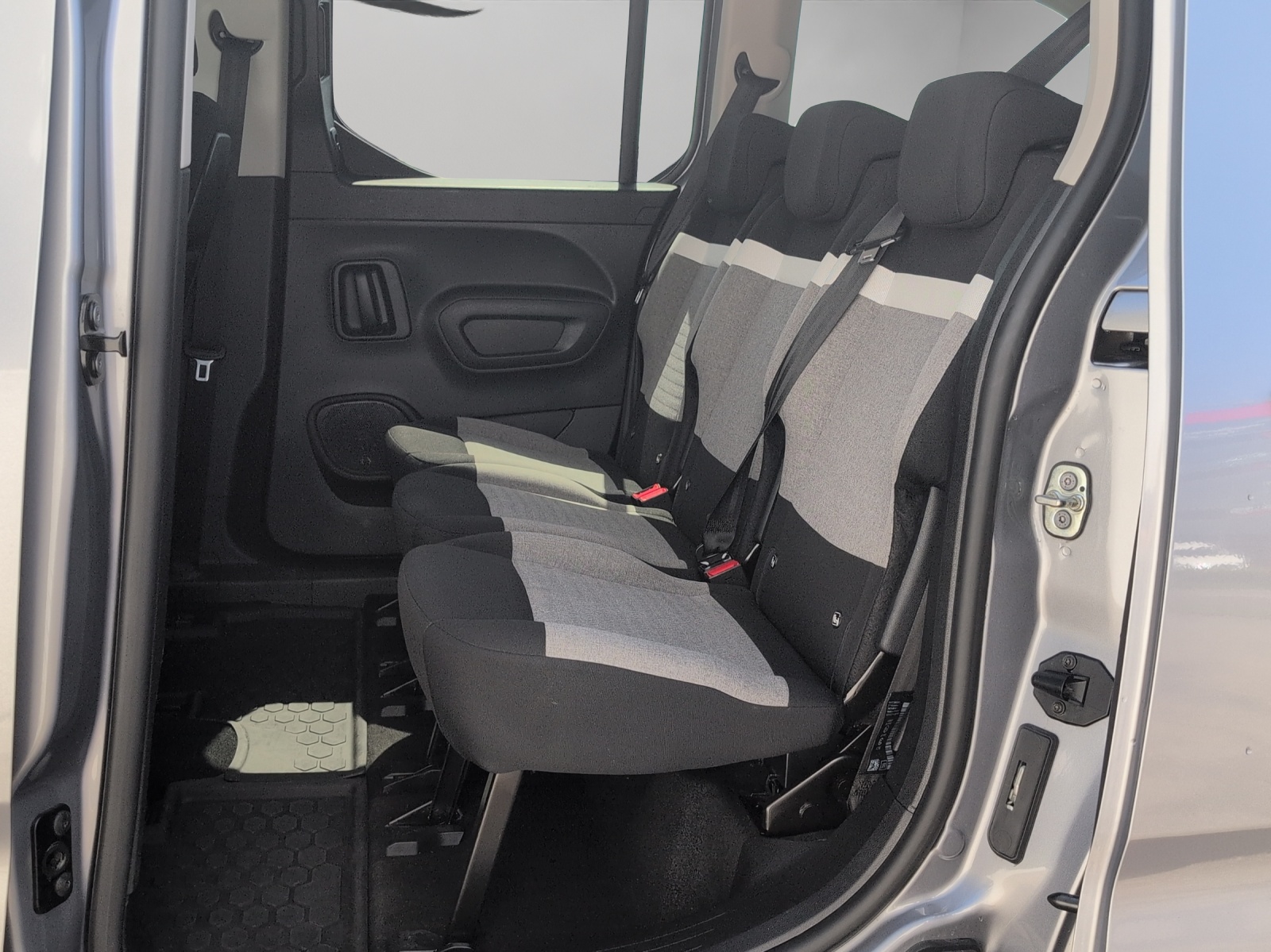 CITROEN Berlingo XL 1.5 BlueHDi 130 Feel Pack 7P. / Anhängerkupplung fix / Rückfahrkamera / Totwinkelassistent / Winterräder-image-11