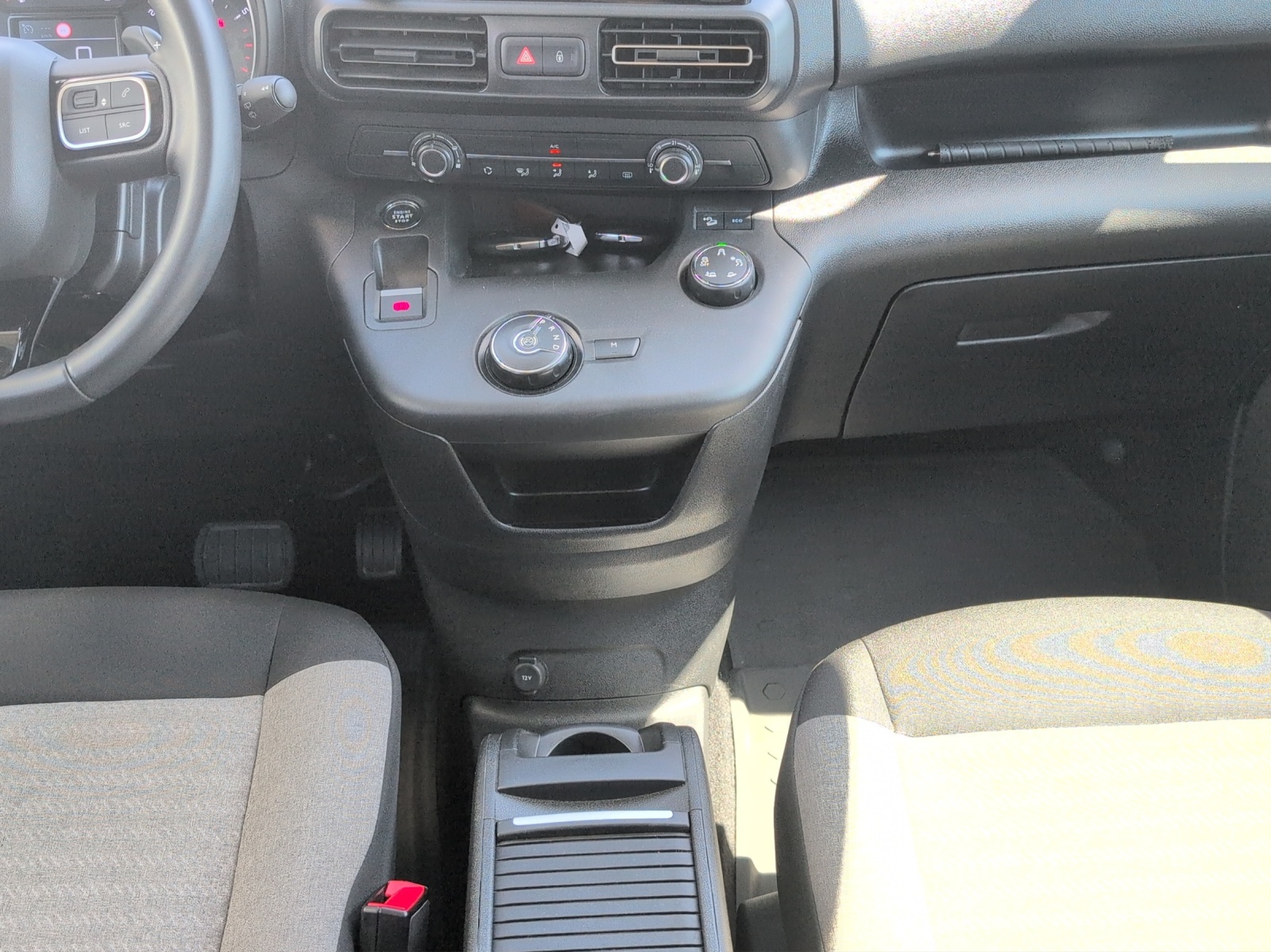 CITROEN Berlingo XL 1.5 BlueHDi 130 Feel Pack 7P. / Anhängerkupplung fix / Rückfahrkamera / Totwinkelassistent / Winterräder-image-12