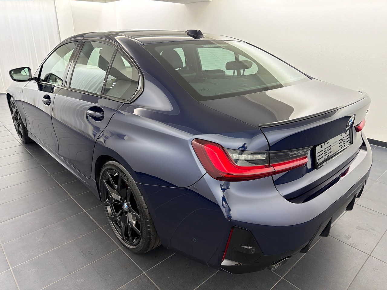 BMW 320i sDrive M Sport Pro-image-1