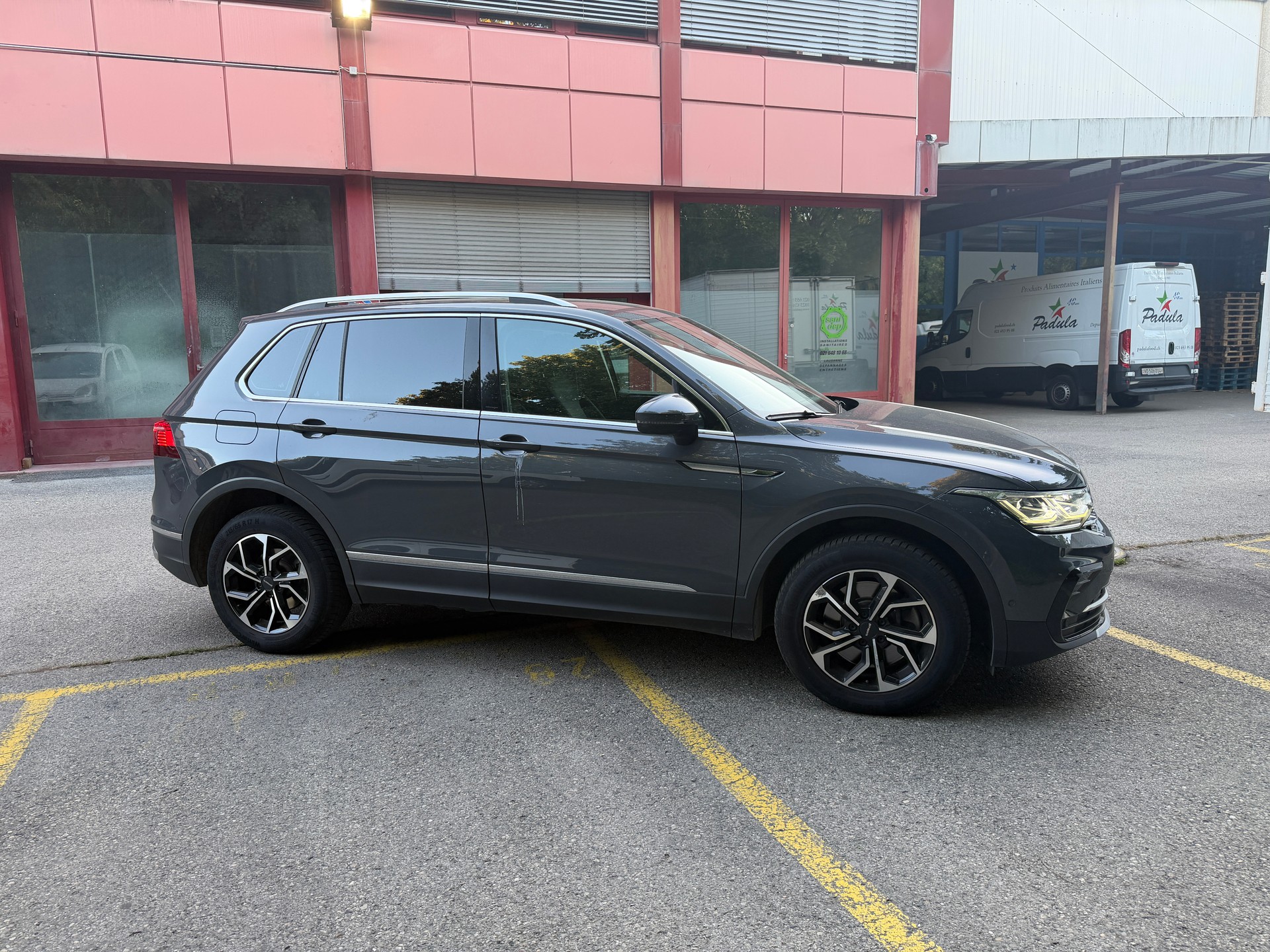 VW Tiguan 2.0 TDI SCR Elegance 4Motion DSG-image-2