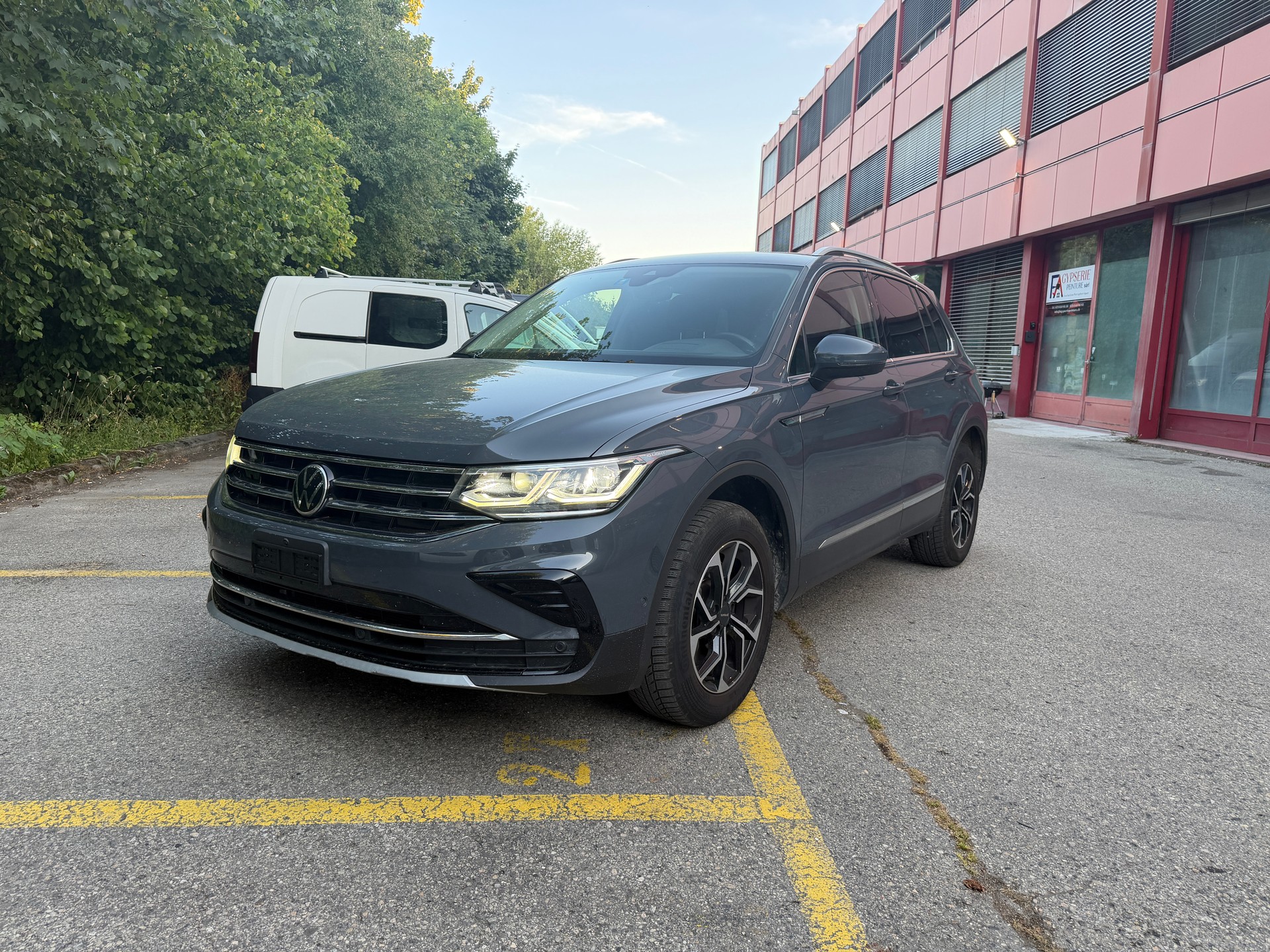 VW Tiguan 2.0 TDI SCR Elegance 4Motion DSG-image-4