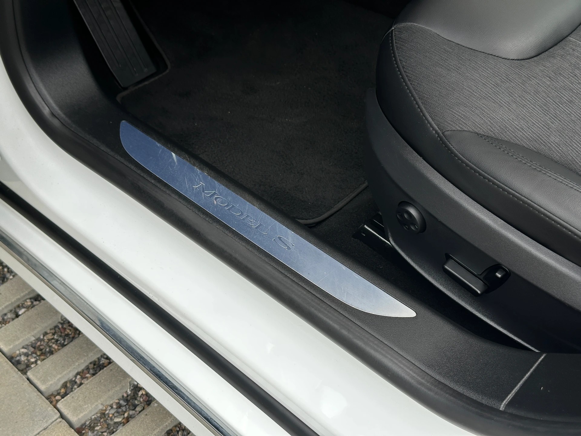TESLA Model S 60 **FREE SUPERCHARGE**-image-12