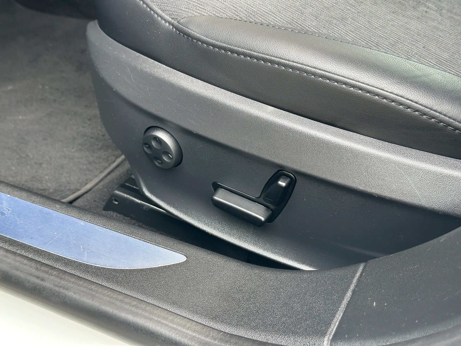 TESLA Model S 60 **FREE SUPERCHARGE**-image-11