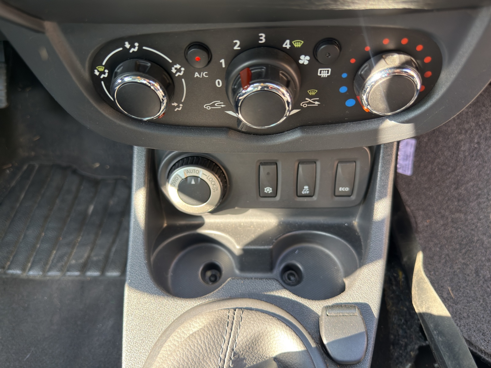 DACIA Duster 1.2 T Essential 4x4-image-9