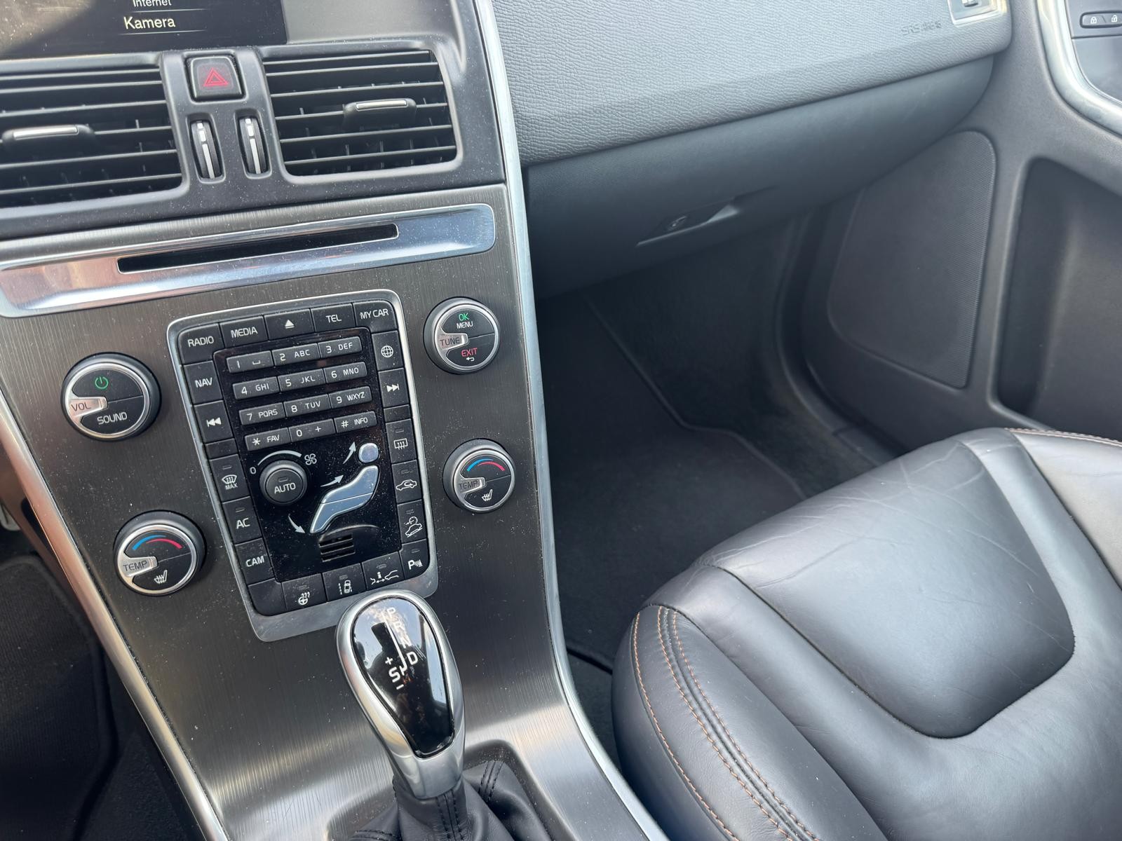 VOLVO XC60 D4 AWD Momentum Geartronic-image-2