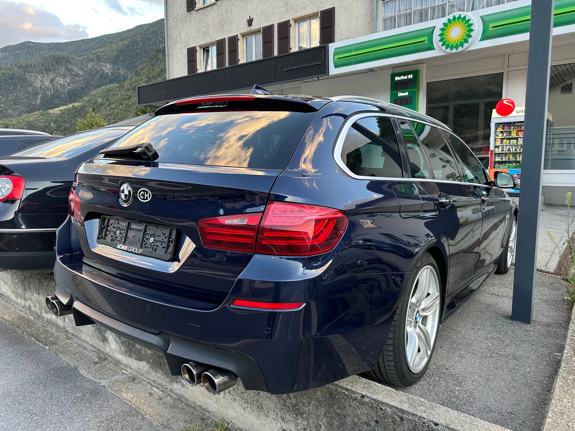 BMW 520d Touring xDrive Luxury Line Steptronic-image-4