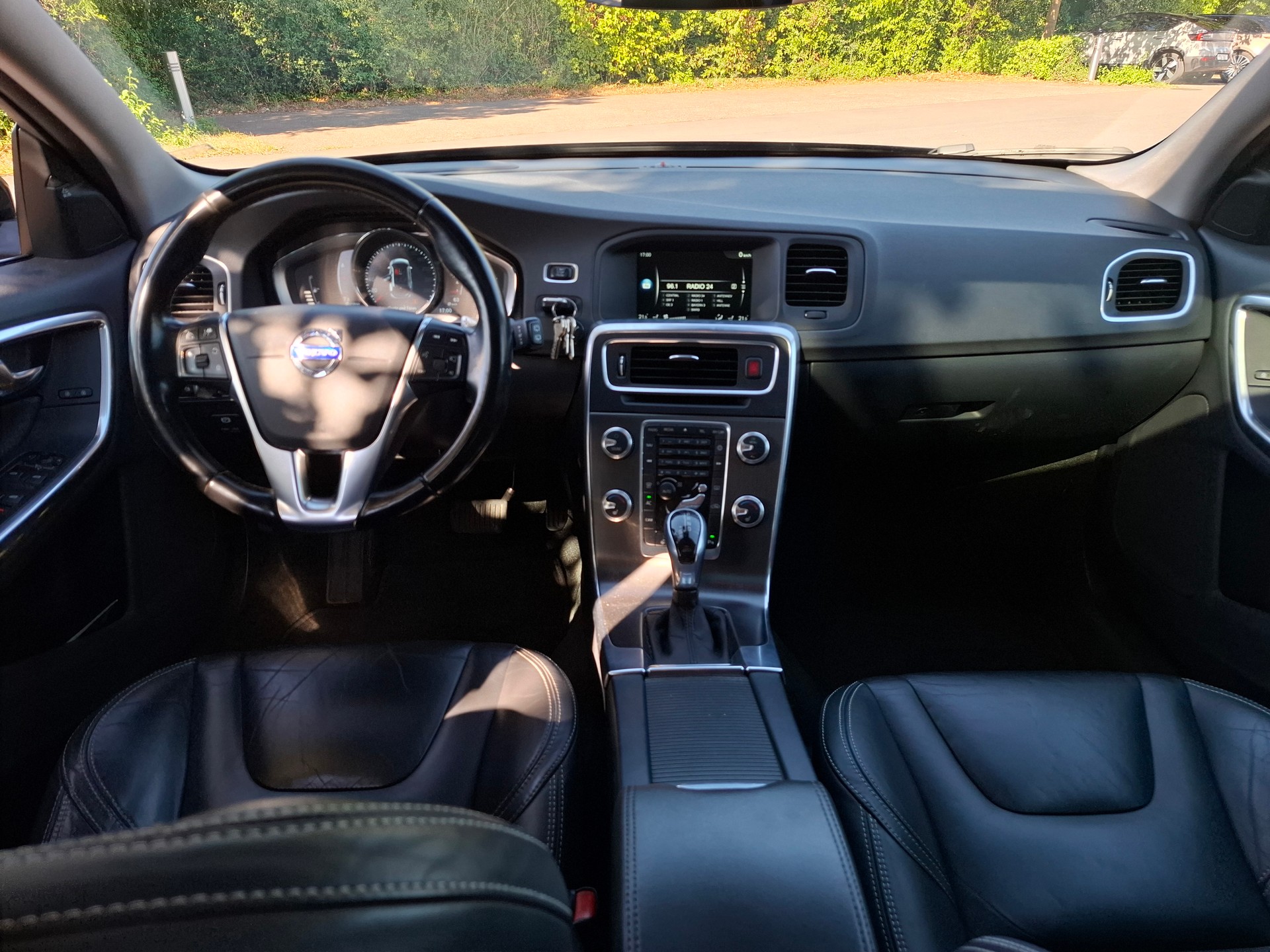 VOLVO V60 D5 AWD Summum Geartronic-image-9