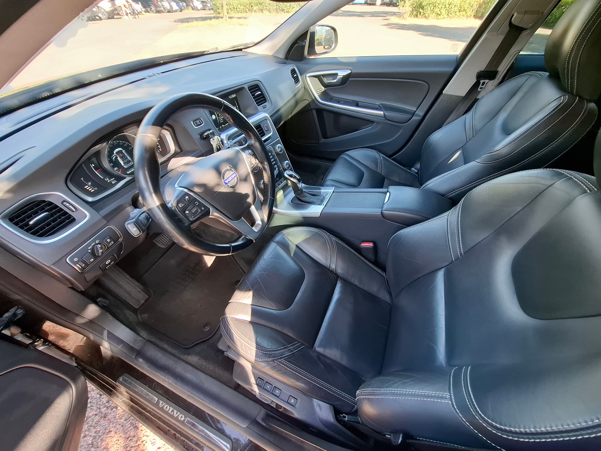 VOLVO V60 D5 AWD Summum Geartronic-image-10