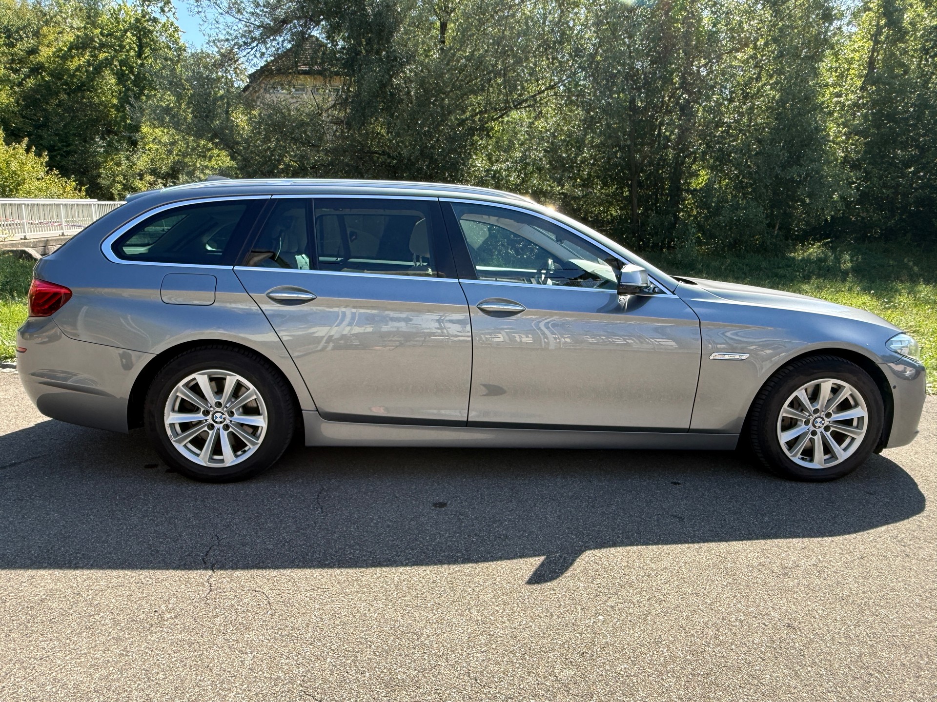 BMW 525d Touring xDrive Luxury Line Steptronic-image-4