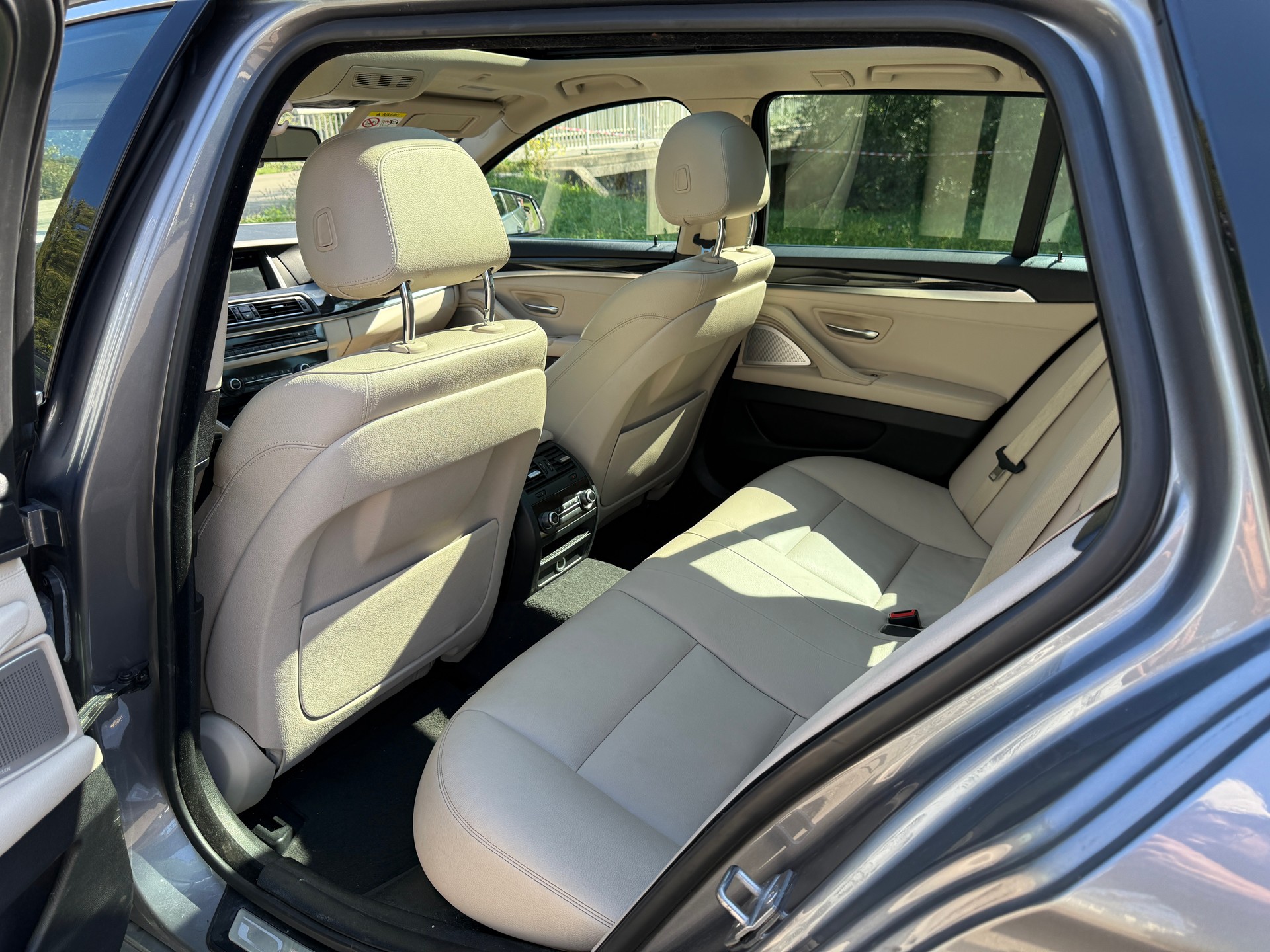 BMW 525d Touring xDrive Luxury Line Steptronic-image-10