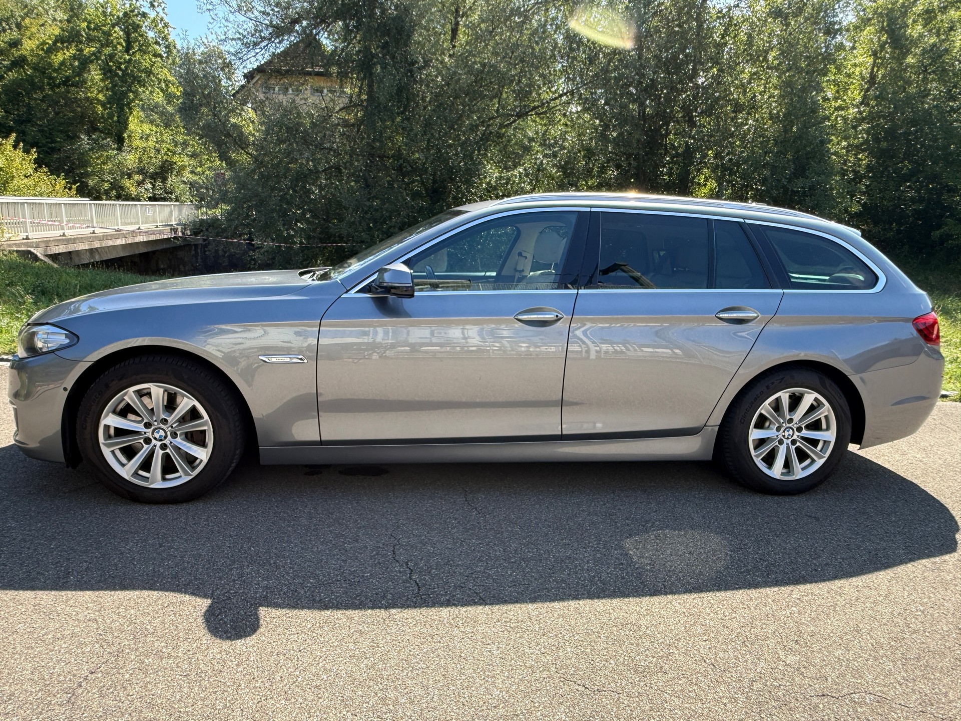BMW 525d Touring xDrive Luxury Line Steptronic-image-1