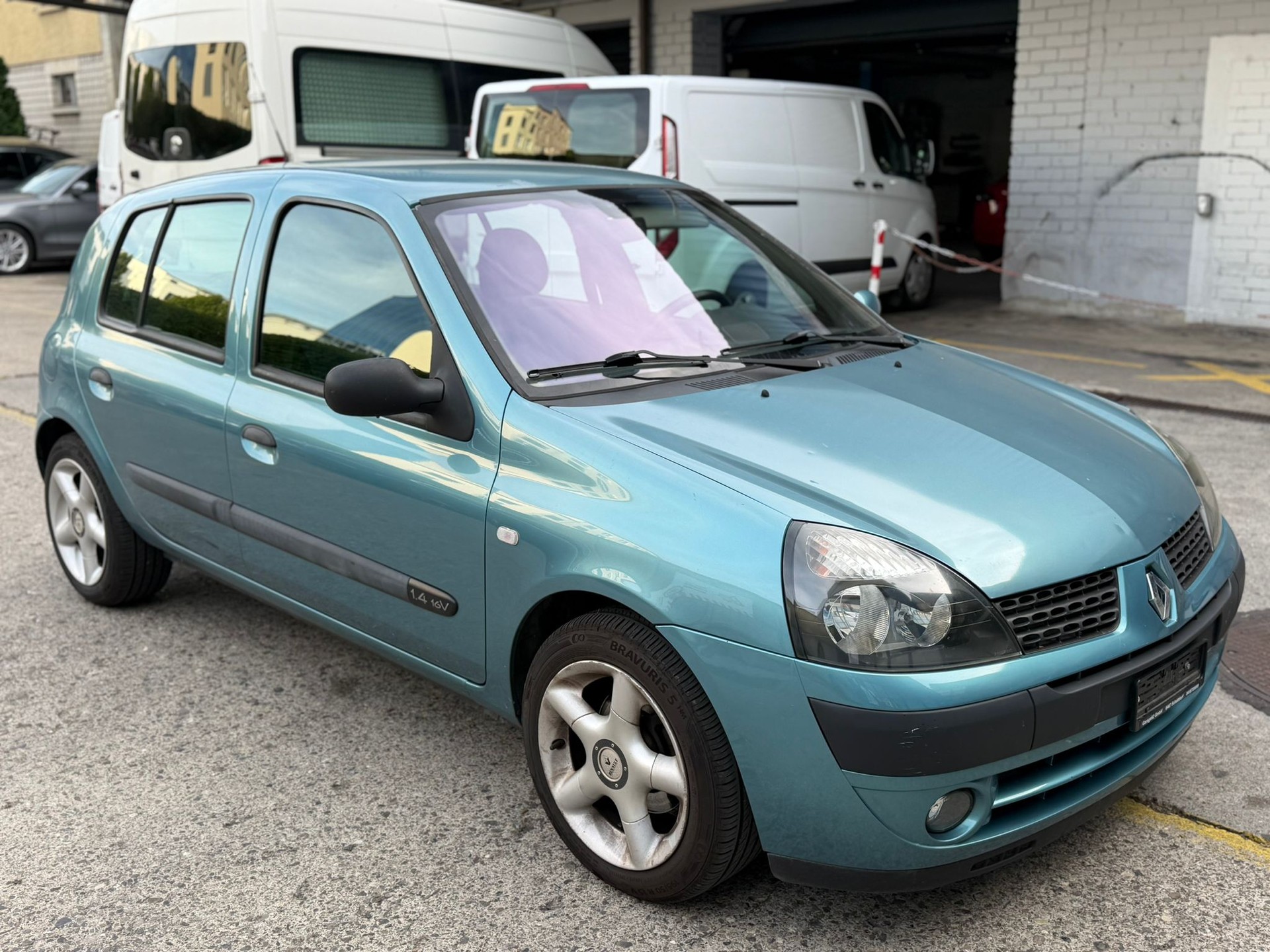 RENAULT Clio 1.4 16V Privilège-image-1