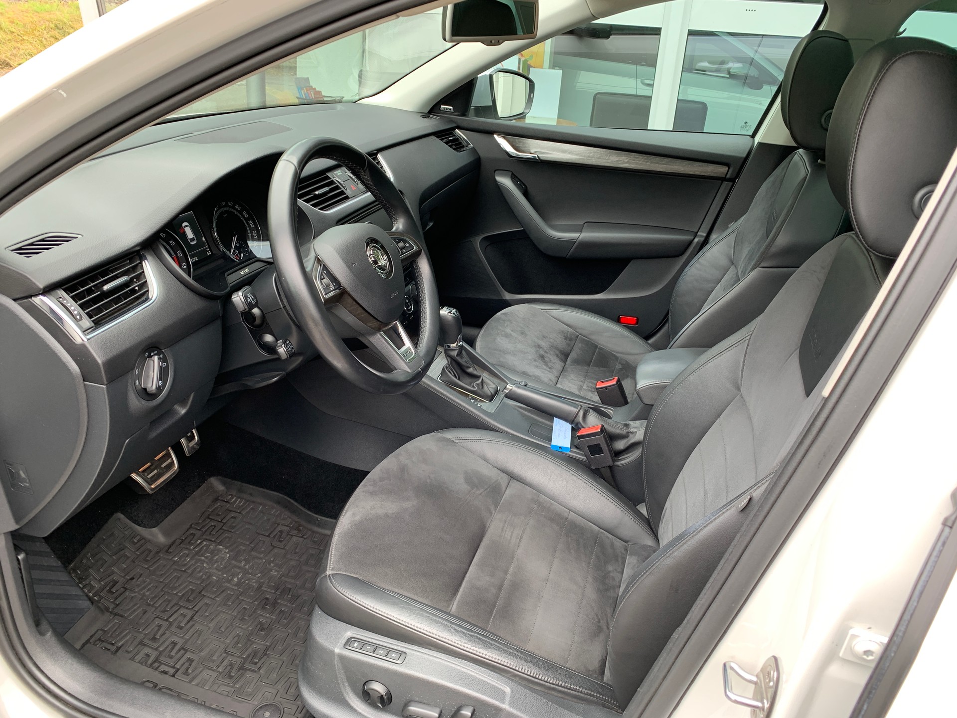 SKODA Octavia Combi 2.0 TDI Scout 4x4 DSG-image-7