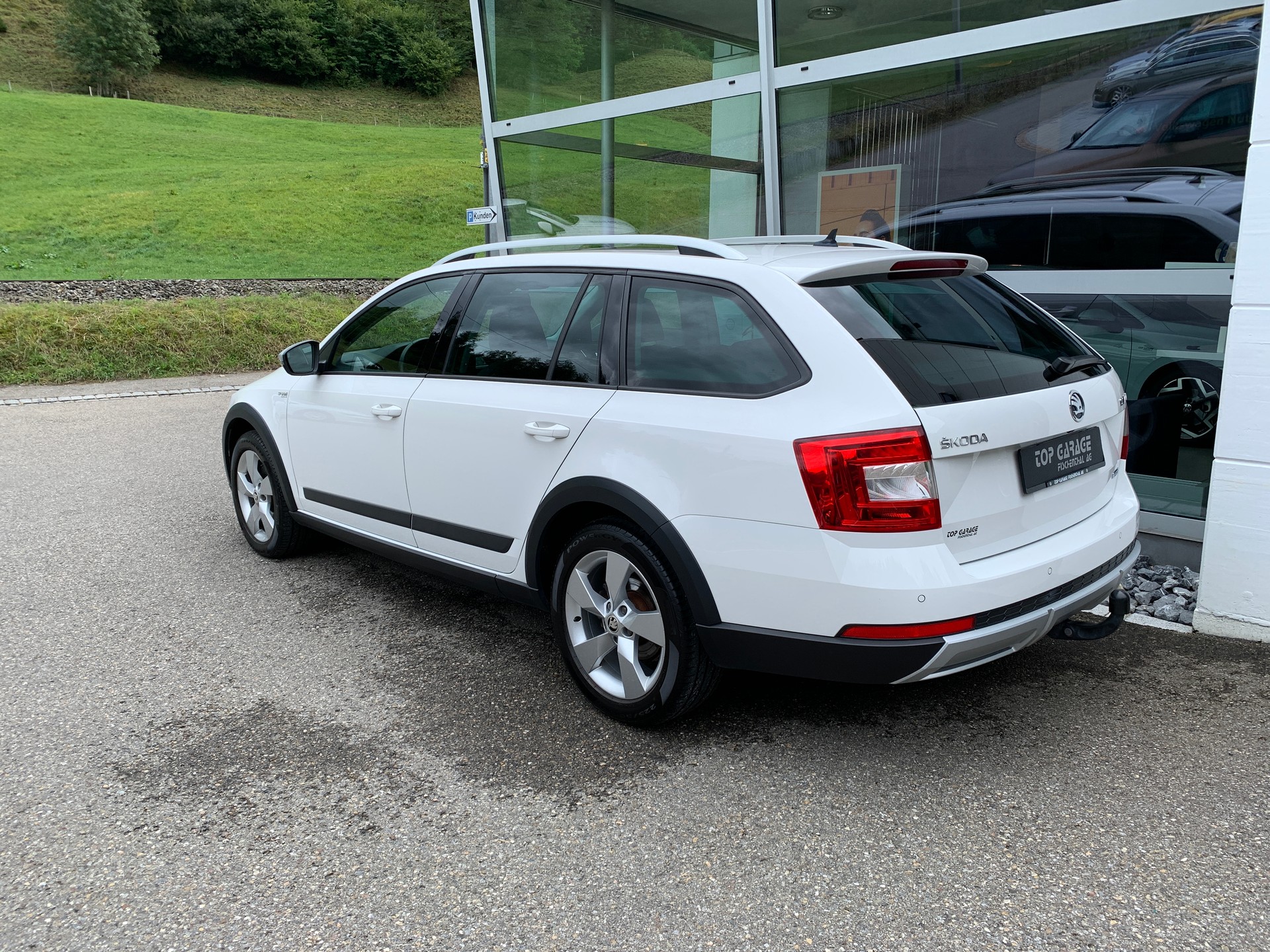 SKODA Octavia Combi 2.0 TDI Scout 4x4 DSG-image-4