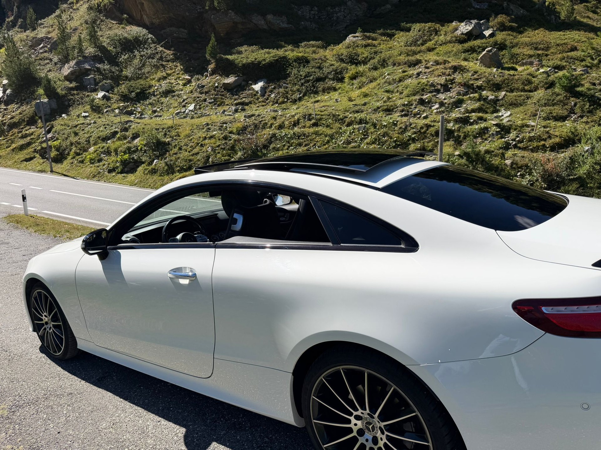 MERCEDES-BENZ E 200 AMG Line 4matic 9G-Tronic Ch-Fahrzeug/Frische MFK/Panoramadach/Sitzluftung/Head Up/Burmester uvm.-image-3