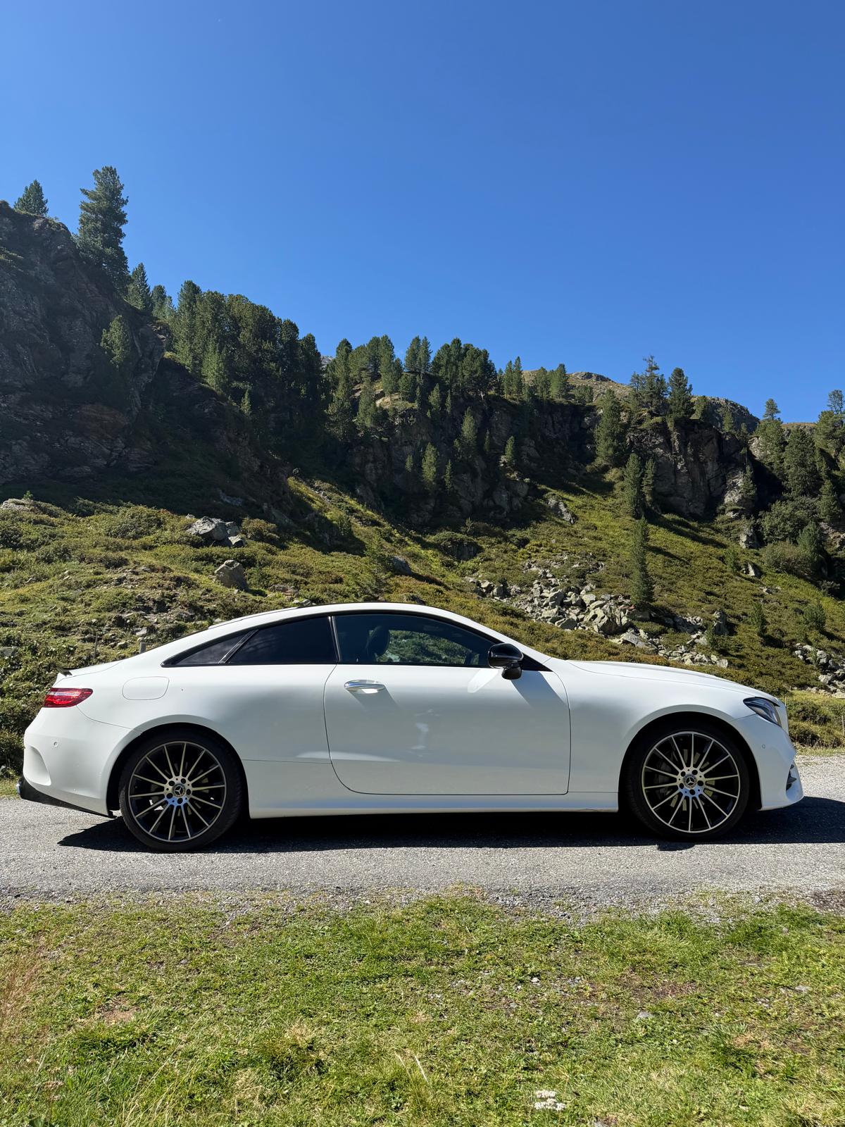 MERCEDES-BENZ E 200 AMG Line 4matic 9G-Tronic Ch-Fahrzeug/Frische MFK/Panoramadach/Sitzluftung/Head Up/Burmester uvm.-image-4