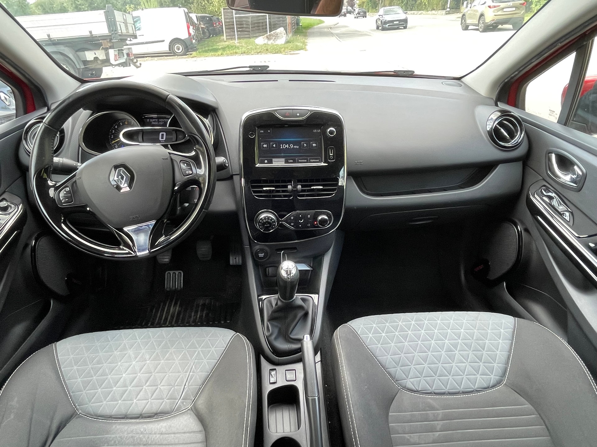 RENAULT Clio 0.9 12V Swiss Edition-image-9