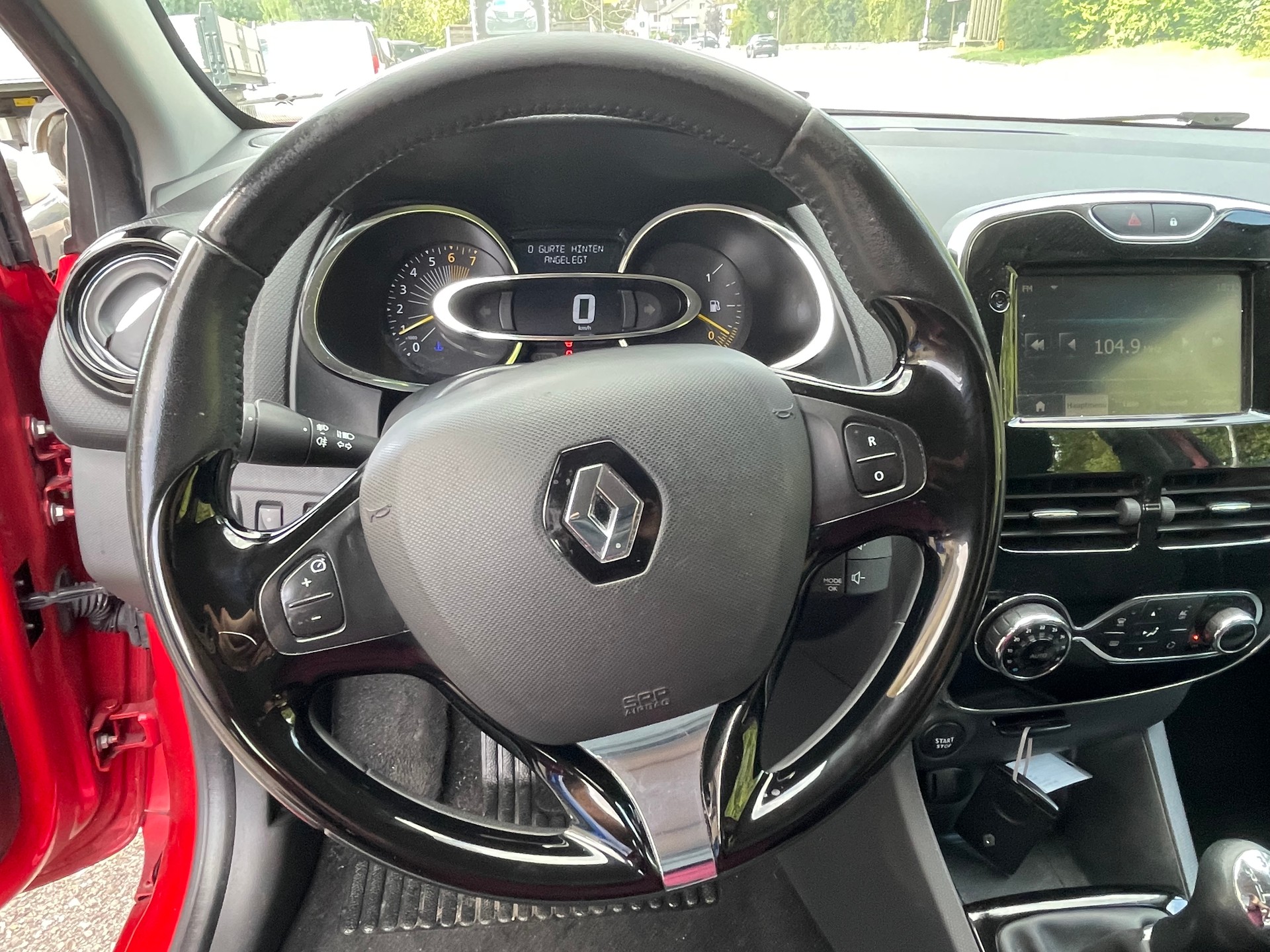 RENAULT Clio 0.9 12V Swiss Edition-image-11