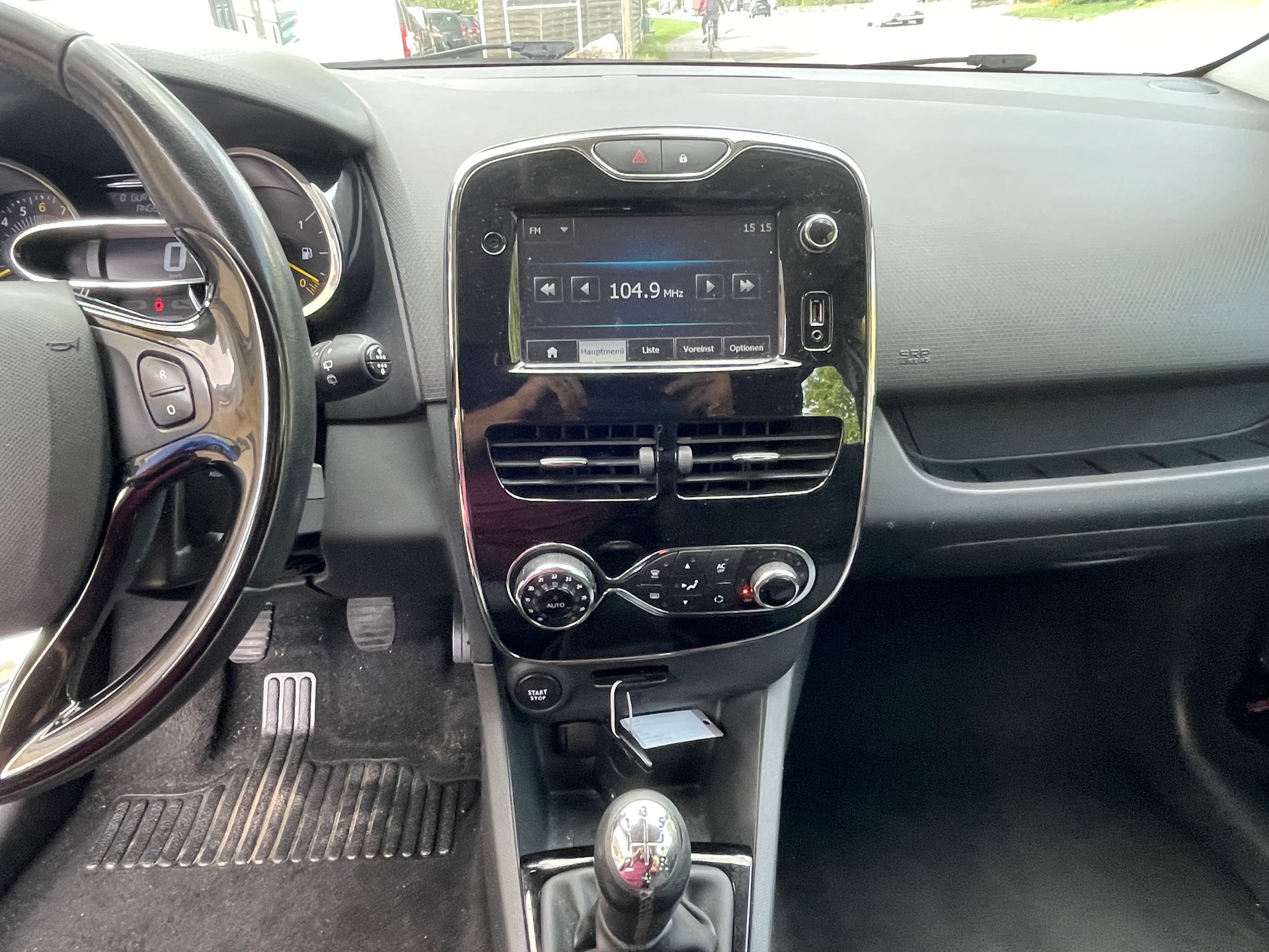 RENAULT Clio 0.9 12V Swiss Edition-image-10