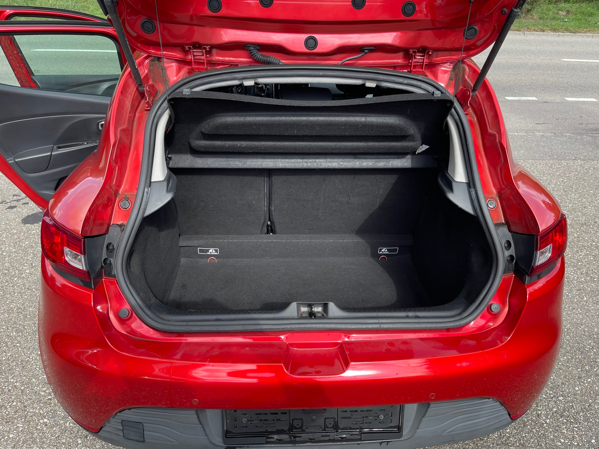 RENAULT Clio 0.9 12V Swiss Edition-image-8