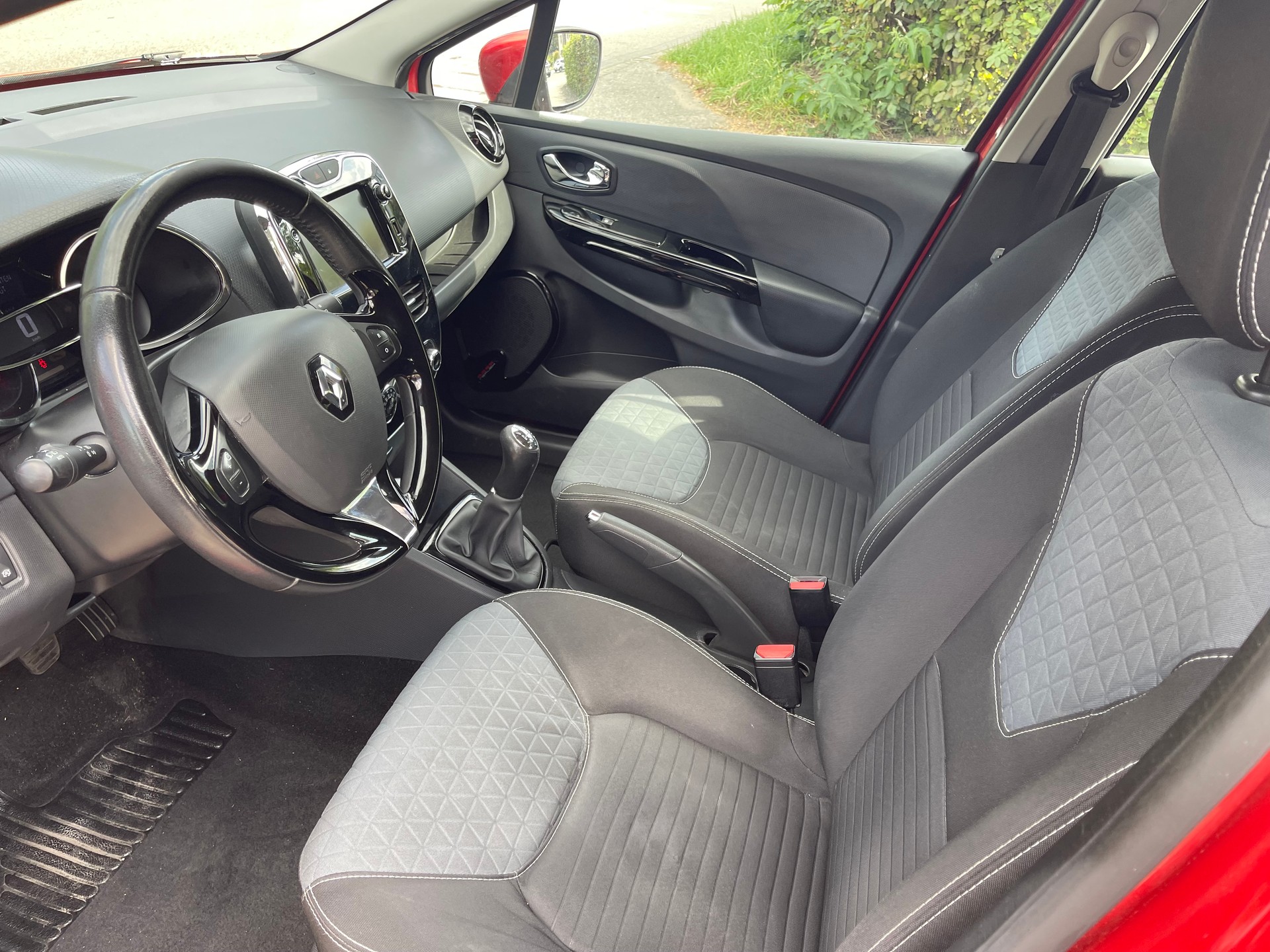 RENAULT Clio 0.9 12V Swiss Edition-image-6