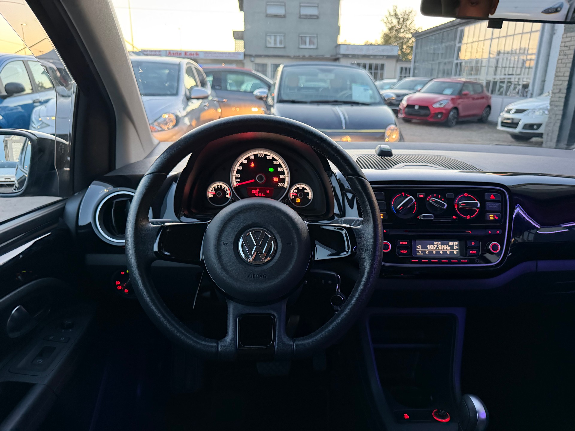 VW Up 1.0 black up Art on Ice ASG-image-20