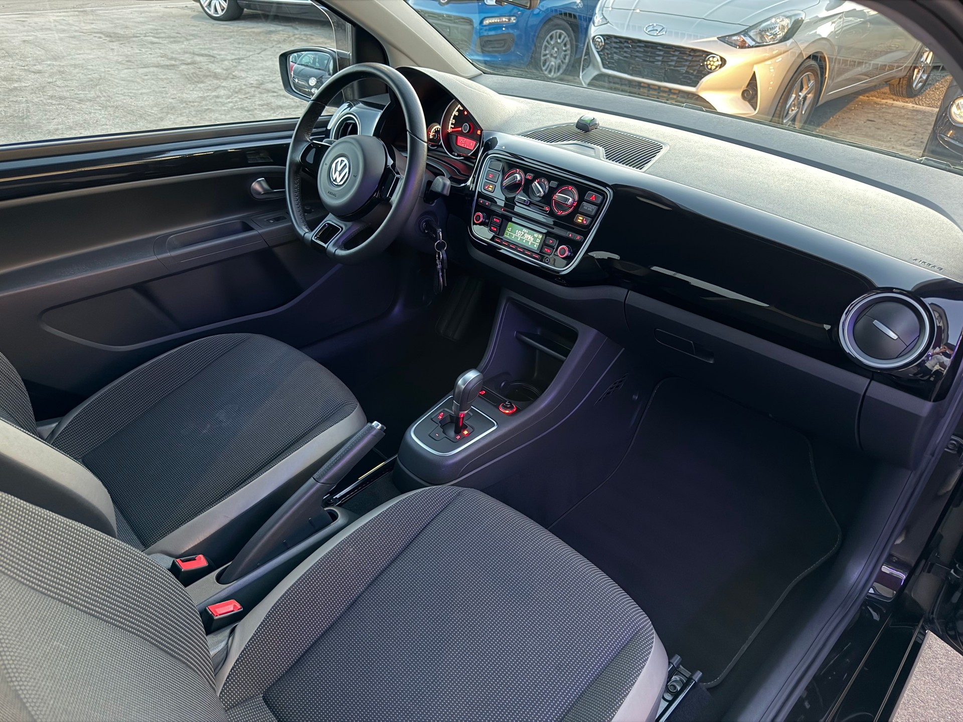 VW Up 1.0 black up Art on Ice ASG-image-16