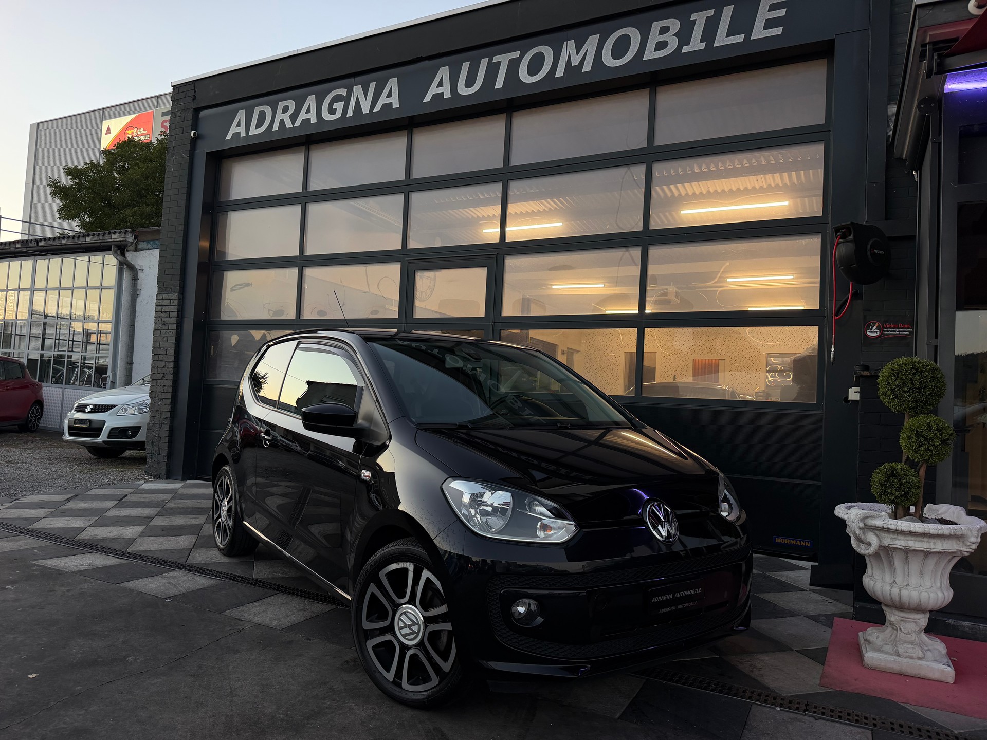 VW Up 1.0 black up Art on Ice ASG-image-2