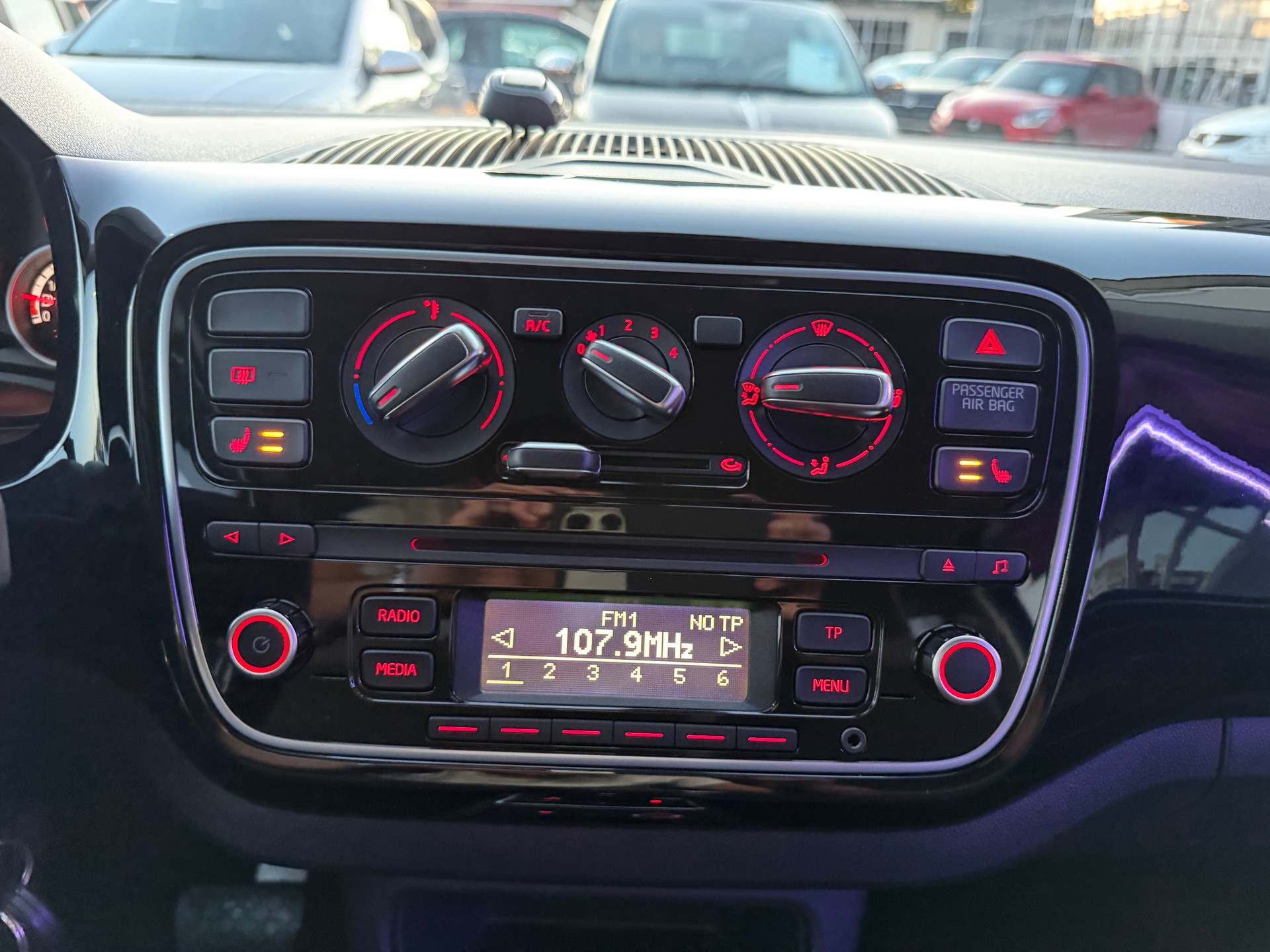 VW Up 1.0 black up Art on Ice ASG-image-19