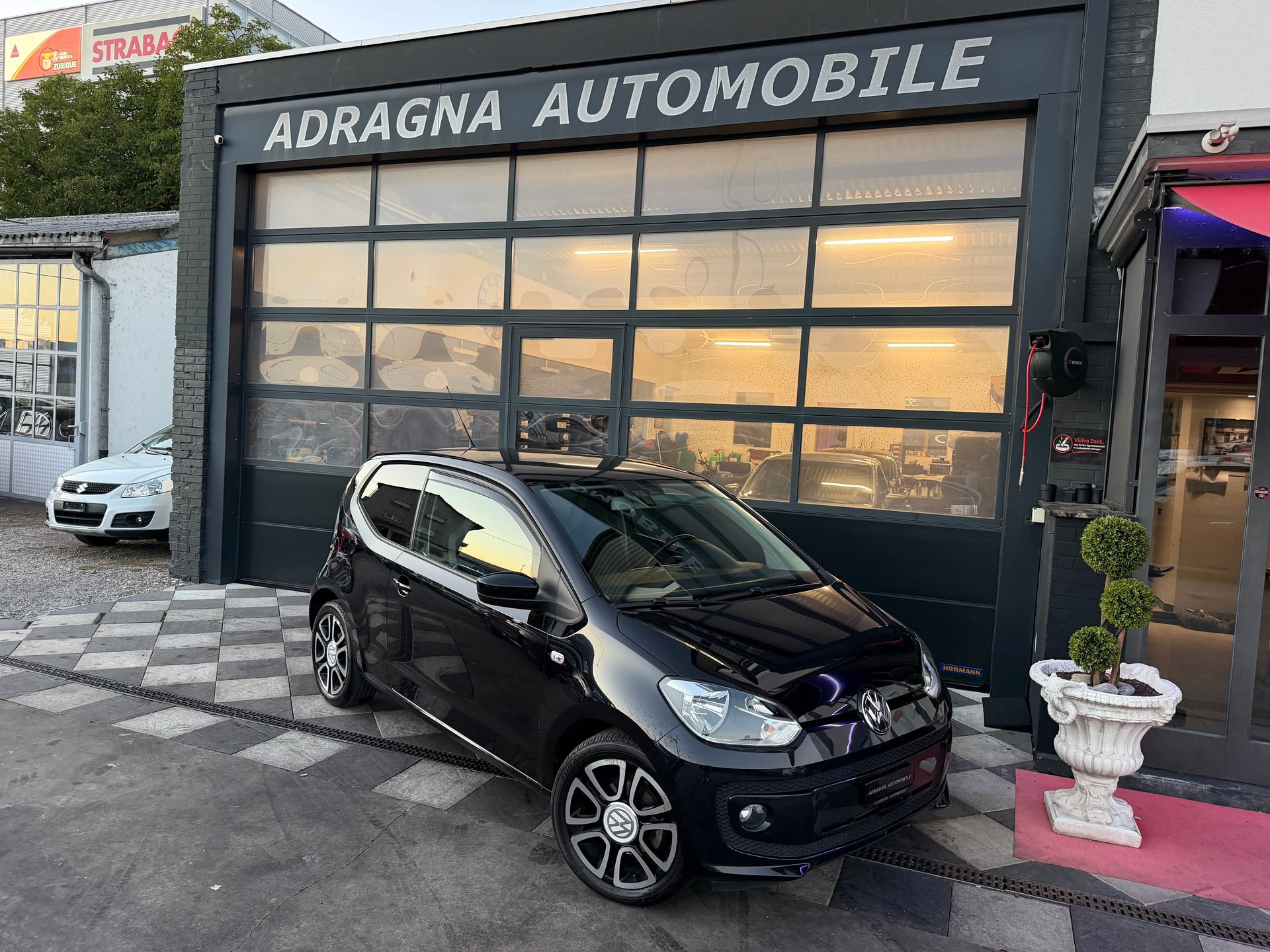 VW Up 1.0 black up Art on Ice ASG-image-1