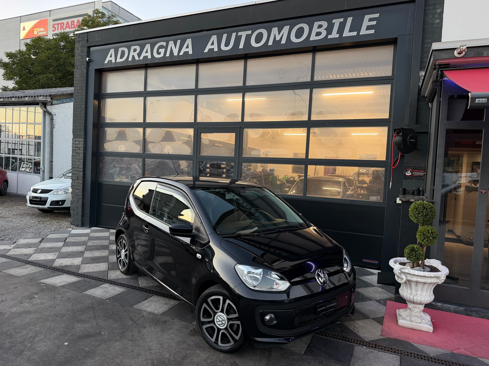 VW Up 1.0 black up Art on Ice ASG-image-0