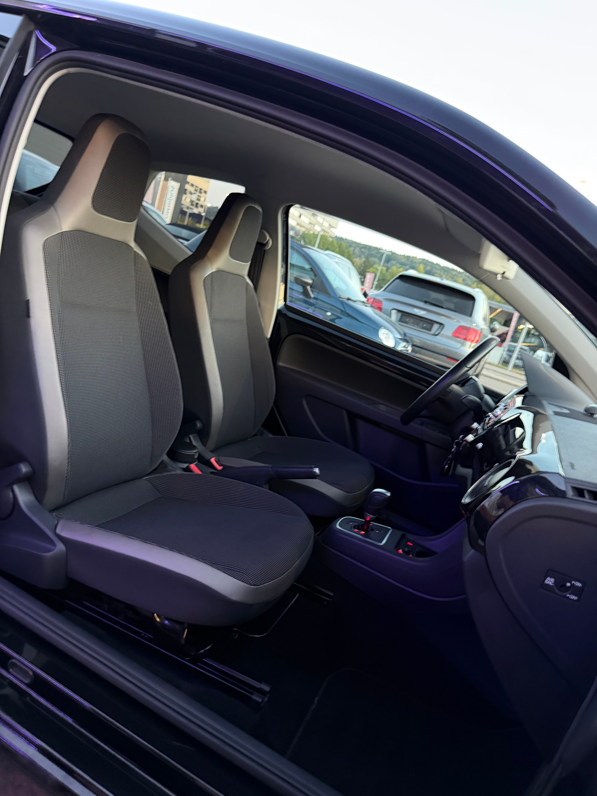 VW Up 1.0 black up Art on Ice ASG-image-17