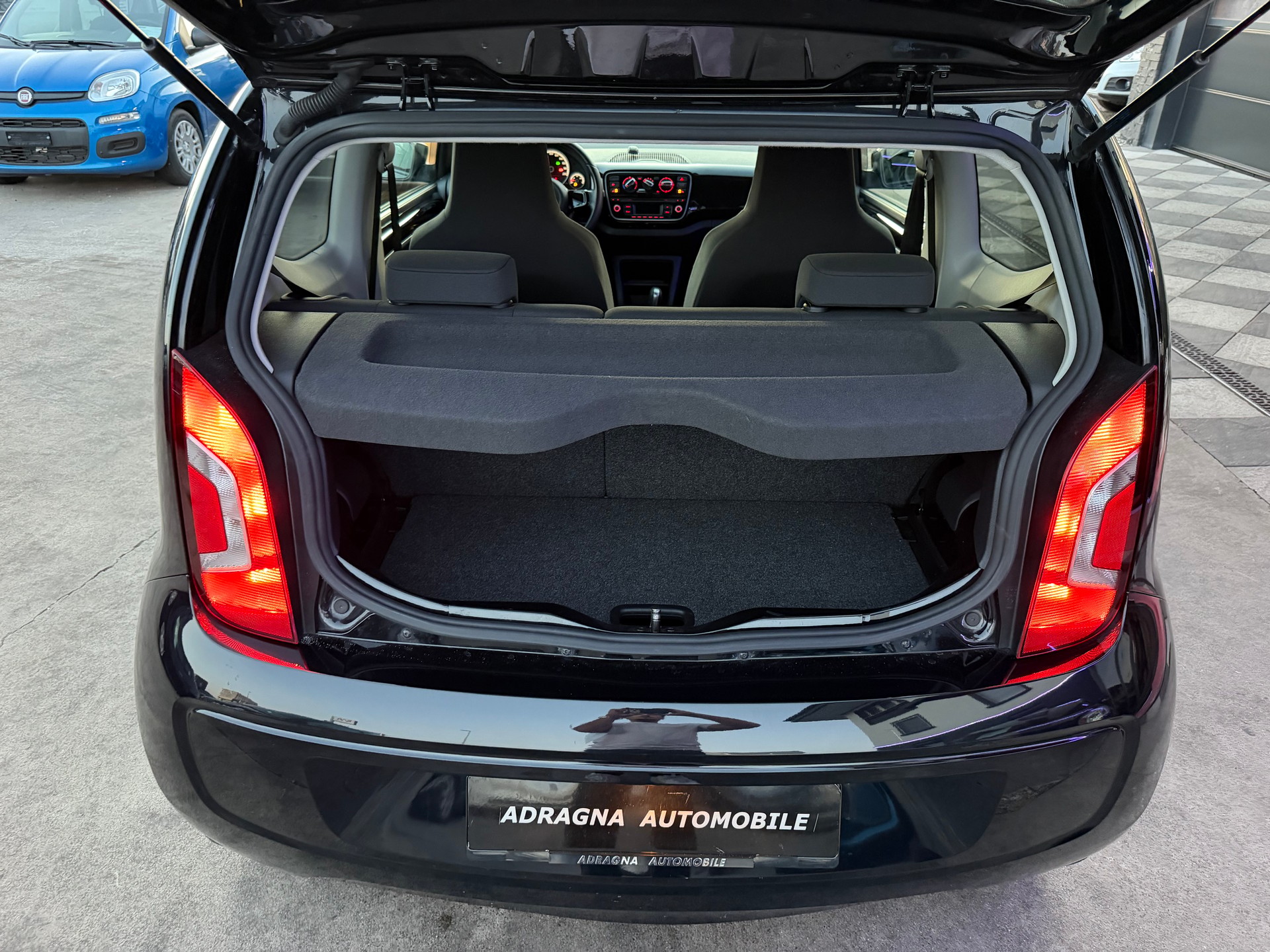 VW Up 1.0 black up Art on Ice ASG-image-14