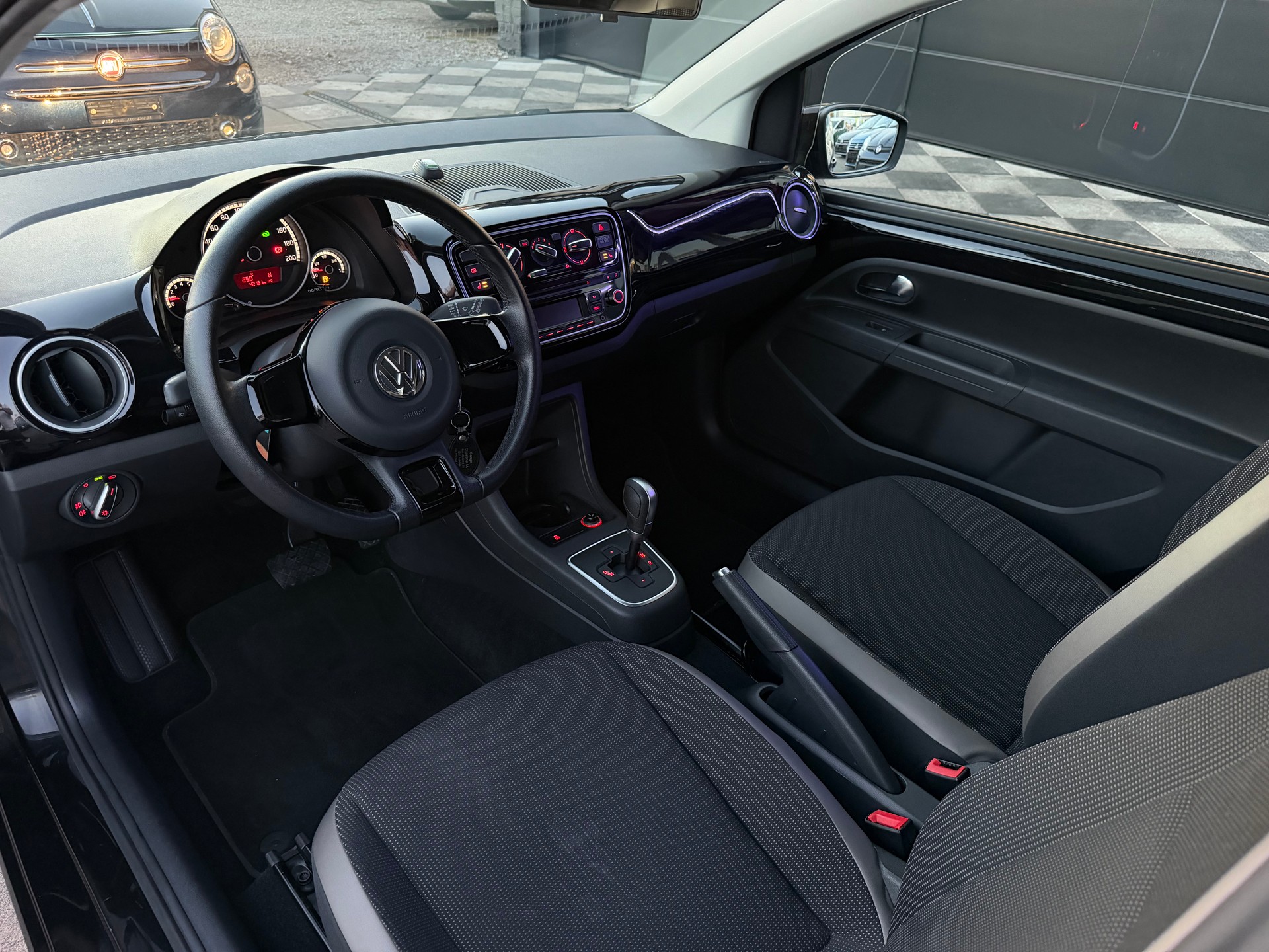 VW Up 1.0 black up Art on Ice ASG-image-10