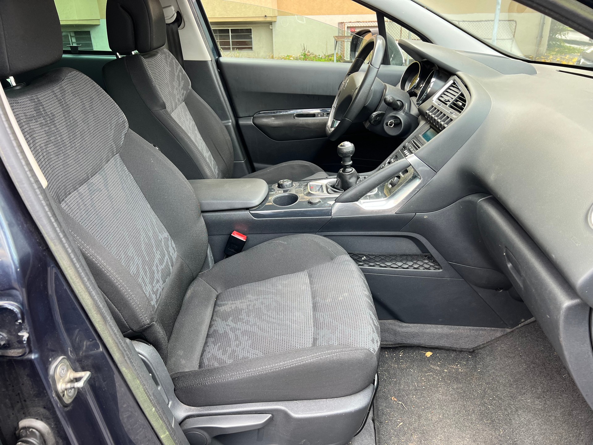 PEUGEOT 3008 1.6 16V T Allure-image-8