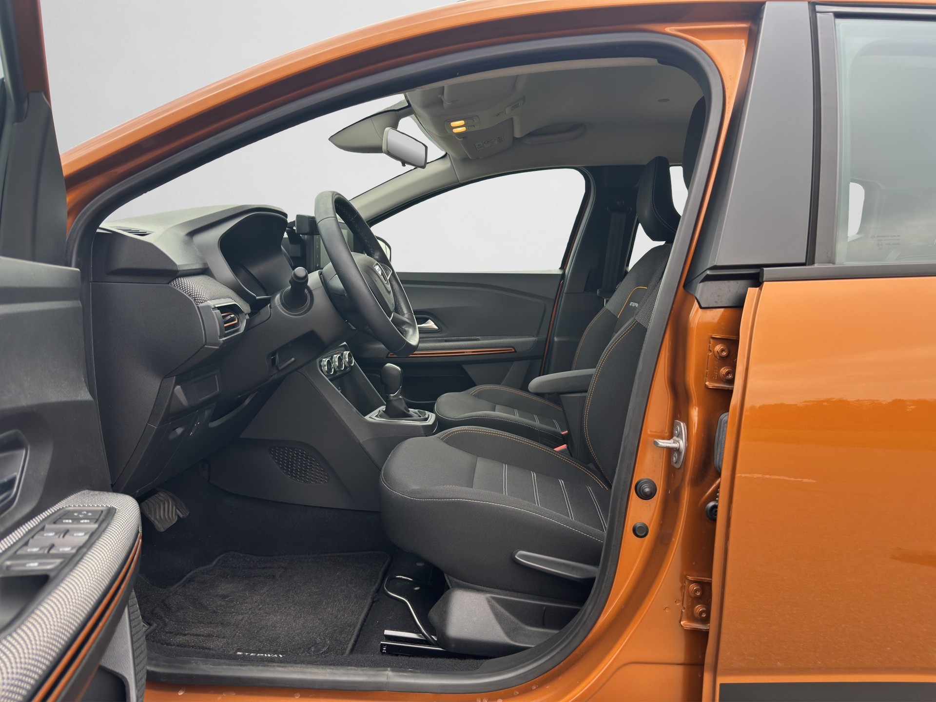 DACIA Sandero Stepway TCe 90 Comfort CVT-image-8