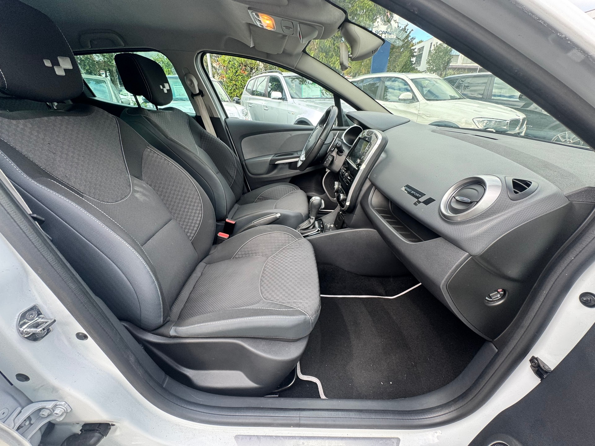 RENAULT Clio 1.2 16V T Limited GT-image-10