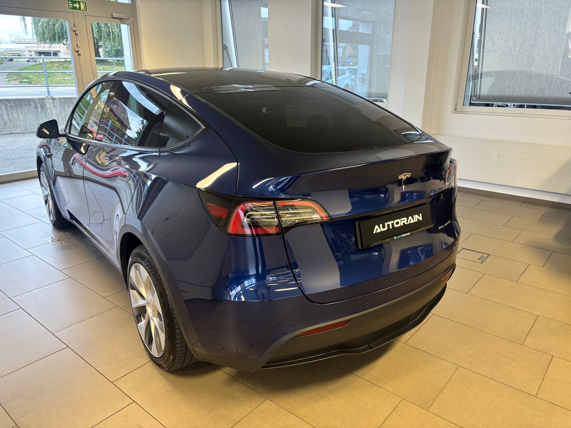 TESLA Model Y Long Range-image-3